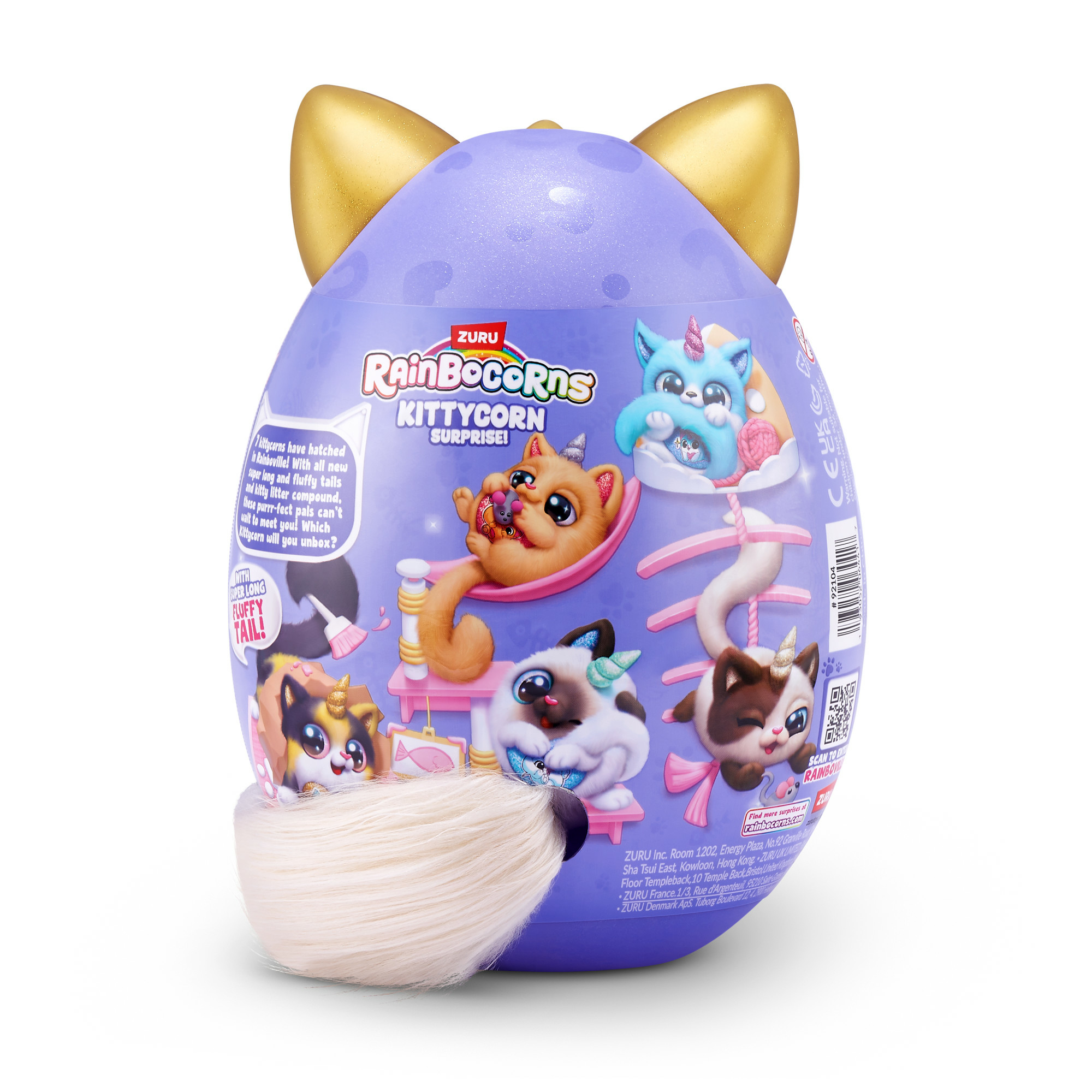 Fioletowa zabawka w kształcie jajka z figurkami kota-jednorożca w środku i białym ogonem. Zabawka jest na białym tle.