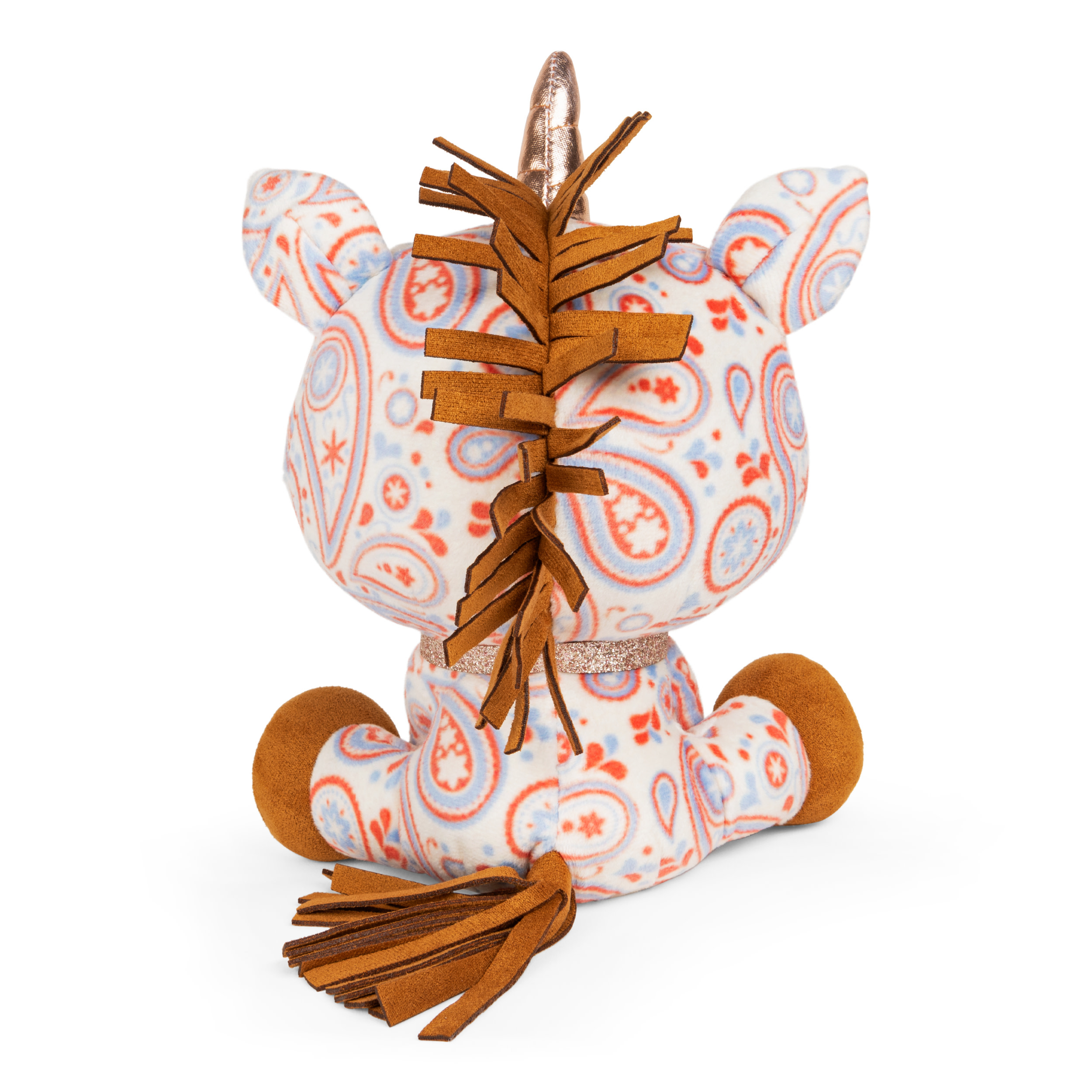 Pluszowy jednorożec. Widok z tyłu. Białe ciało z nadrukiem paisley, brązowy ogon.