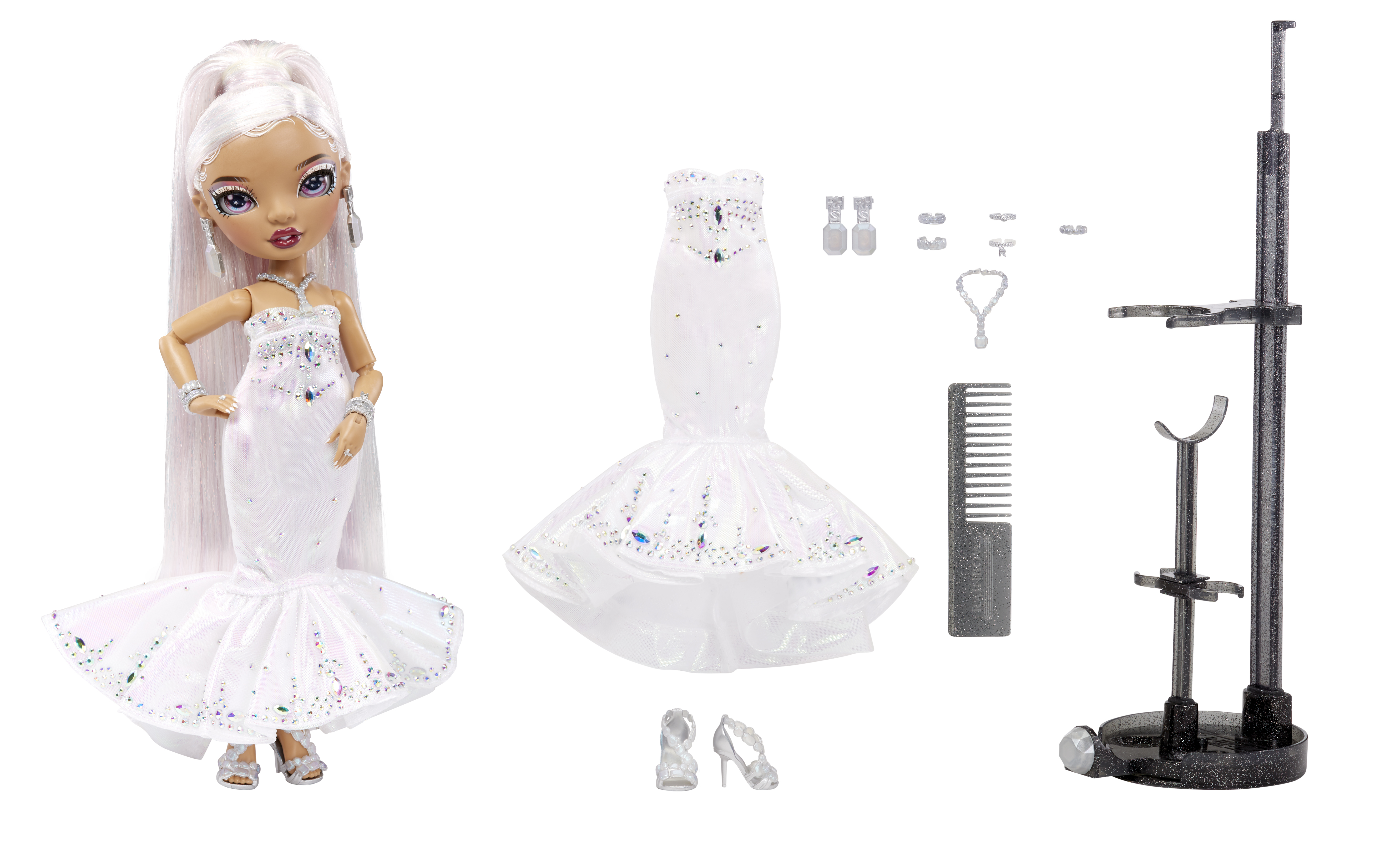 Lalka z białymi włosami, w białej sukience, z akcesoriami takimi jak grzebień i buty.
