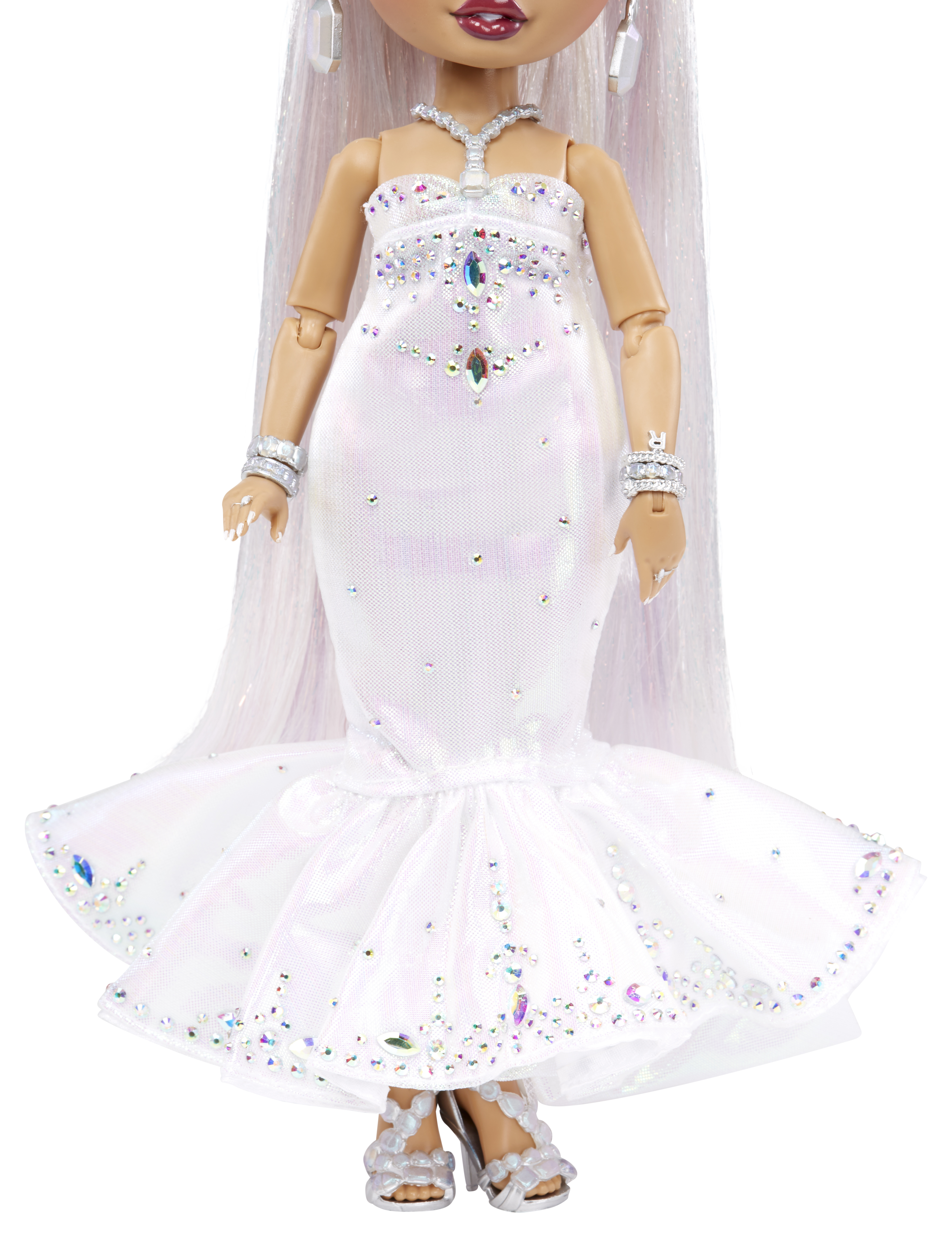 Lalka w białej sukni z biżuterią, długimi włosami i biżuterią, stojąca.