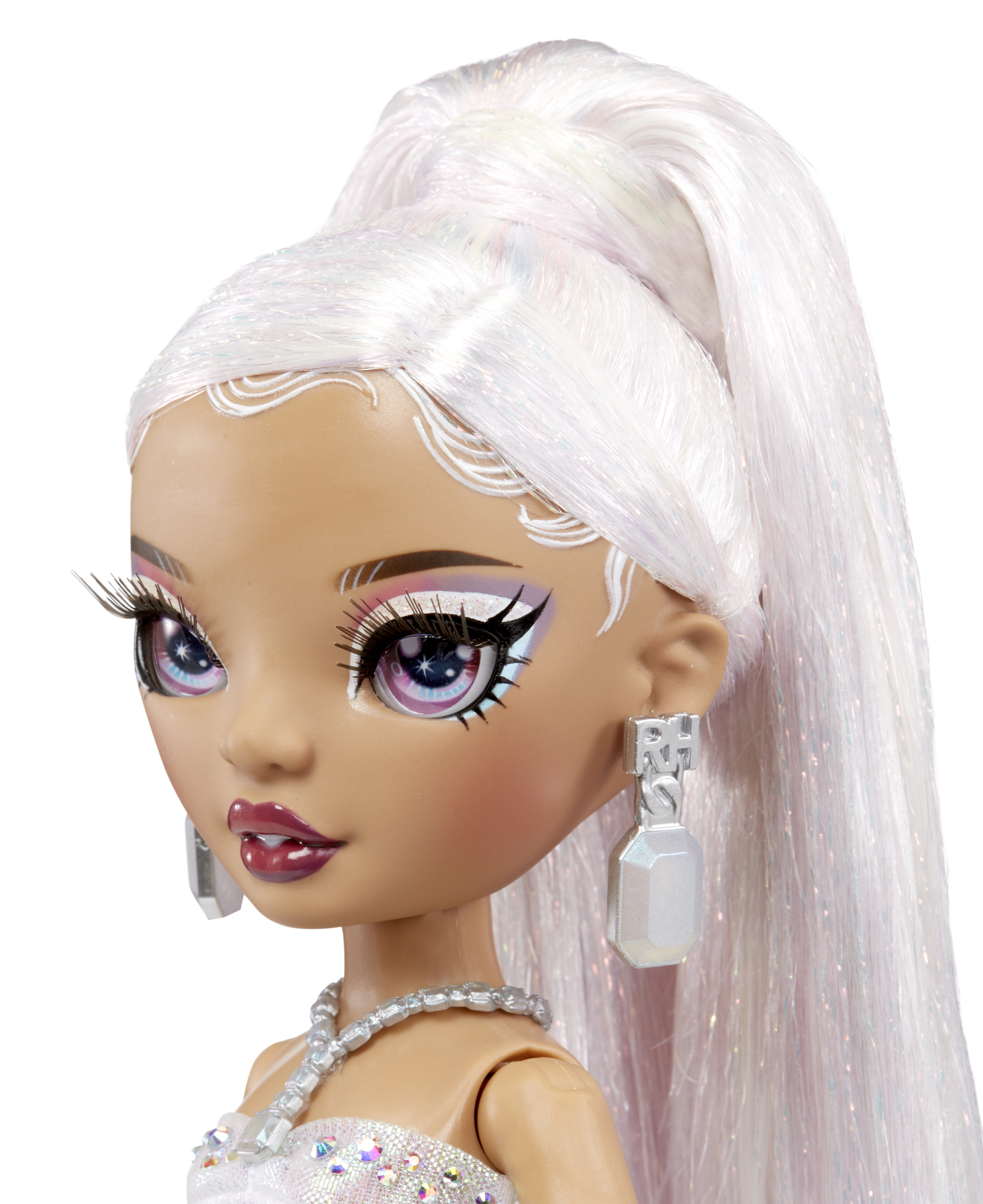 Zbliżenie lalki z białymi włosami i błyszczącym strojem.