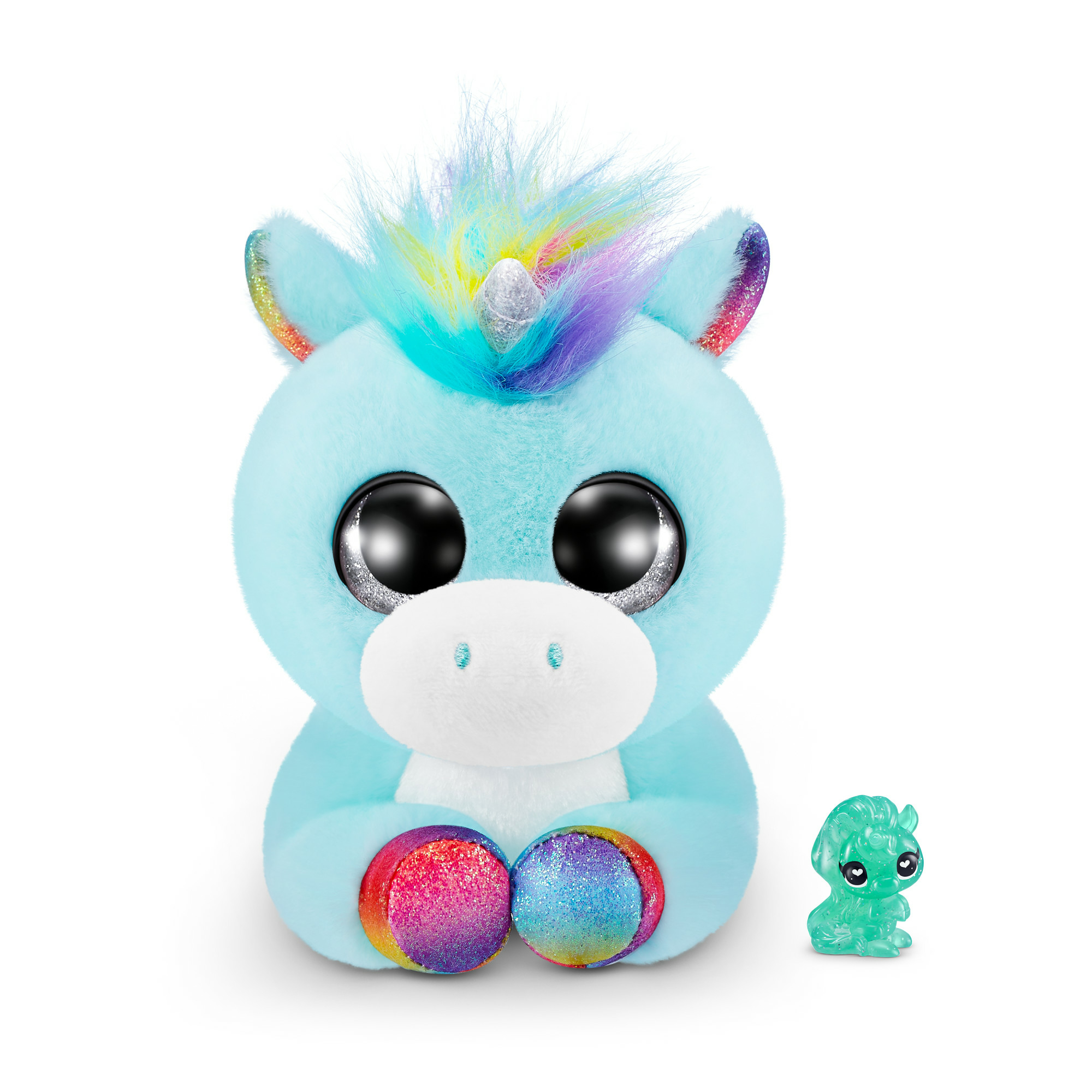 Un unicorno blu di peluche con criniera arcobaleno e dettagli glitterati e una piccola statuina verde.
