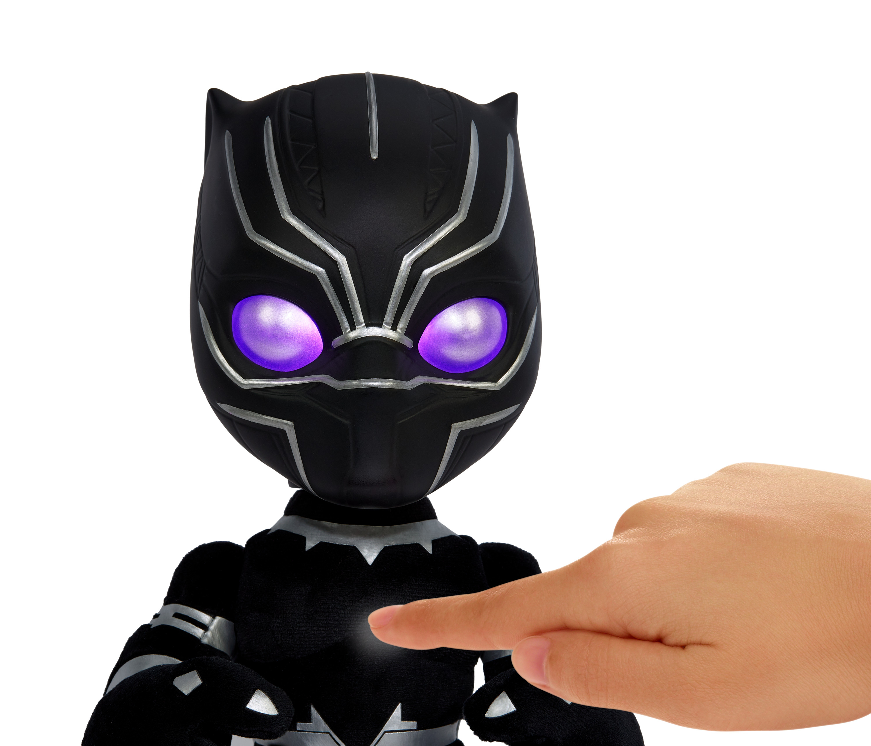Palec dotyka klatki piersiowej pluszowej lalki Black Panther. Oczy lalki świecą na fioletowo.