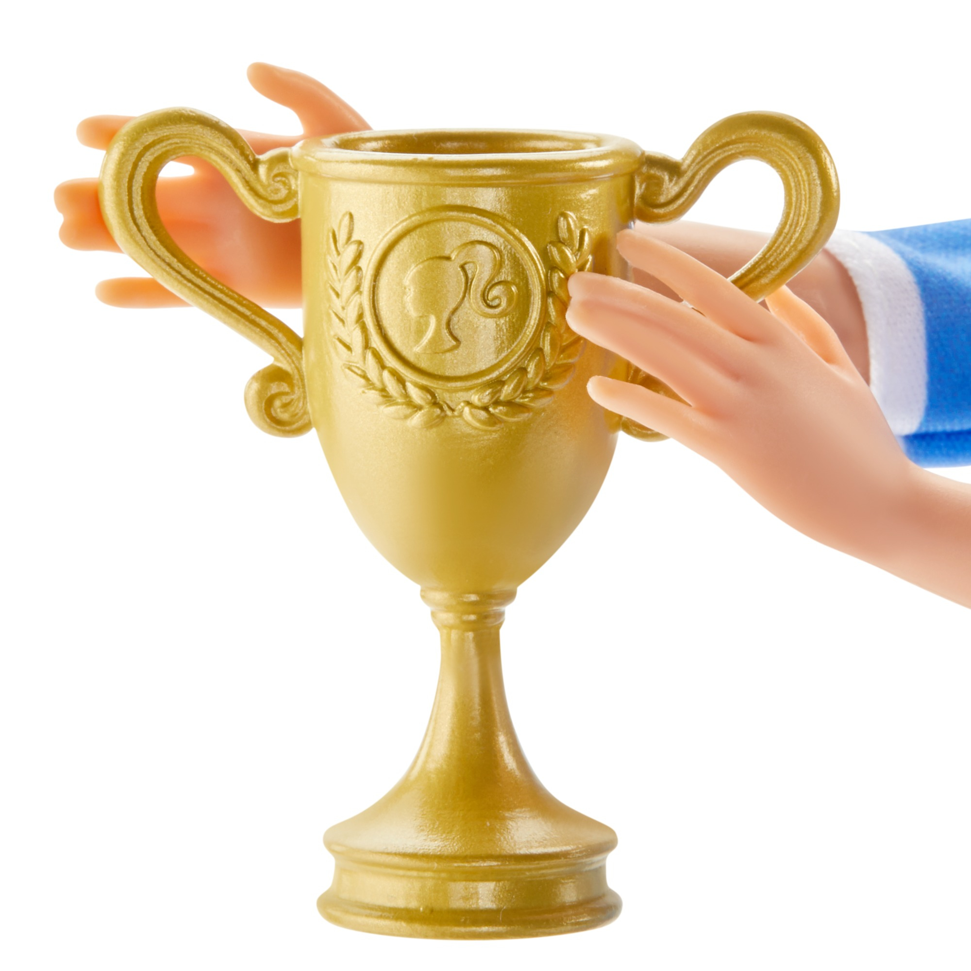 Hände halten eine goldene Trophäe mit Barbie-Emblem. Die Trophäe hat zwei Griffe und einen Sockel.