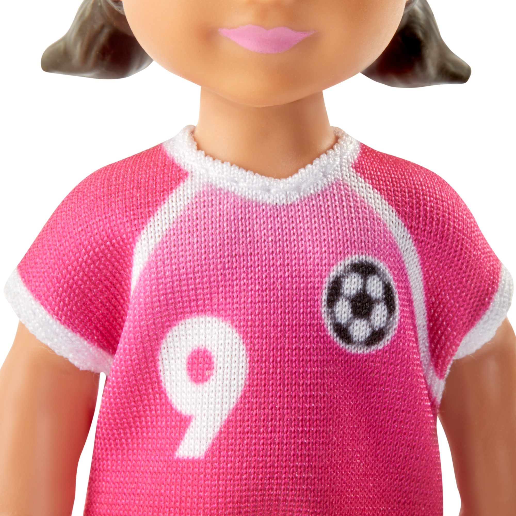 Fußballpuppe mit rosa Hemd mit der Nummer 9, weißer Kragen. Weißer Hintergrund.