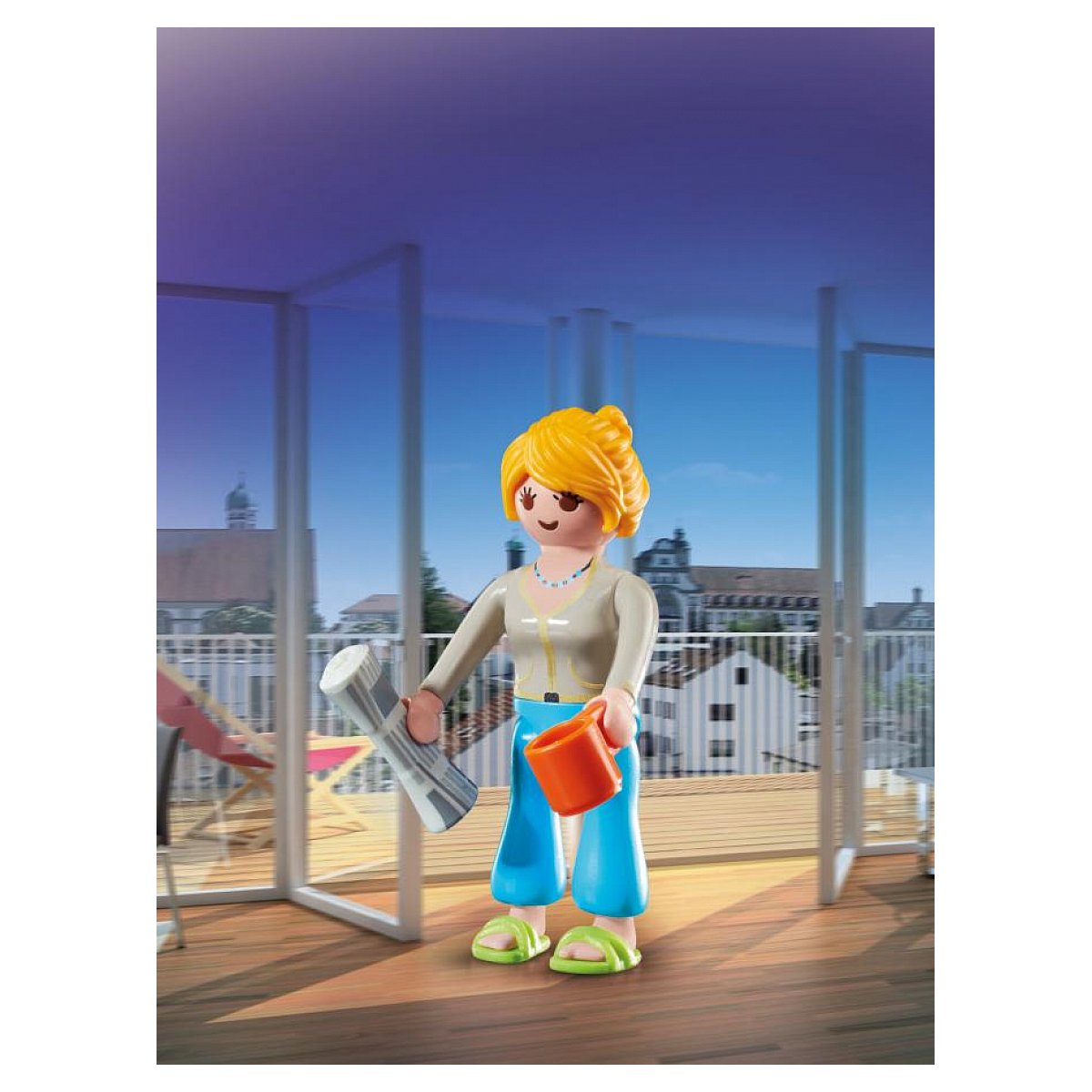 Figurka Playmobil z blond włosami, trzymająca gazetę i kubek, na balkonie.