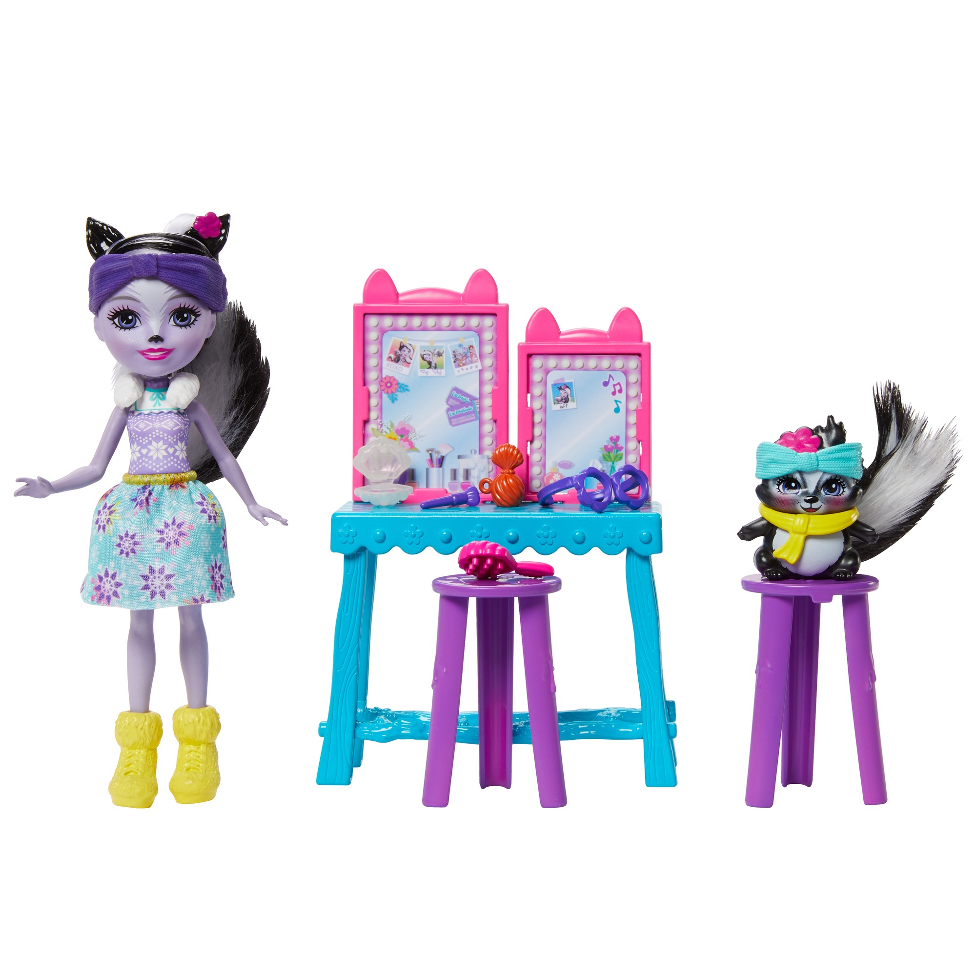 Enchantimals Puppen-Set mit Puppe, Stinktier und Zubehör auf Tisch.