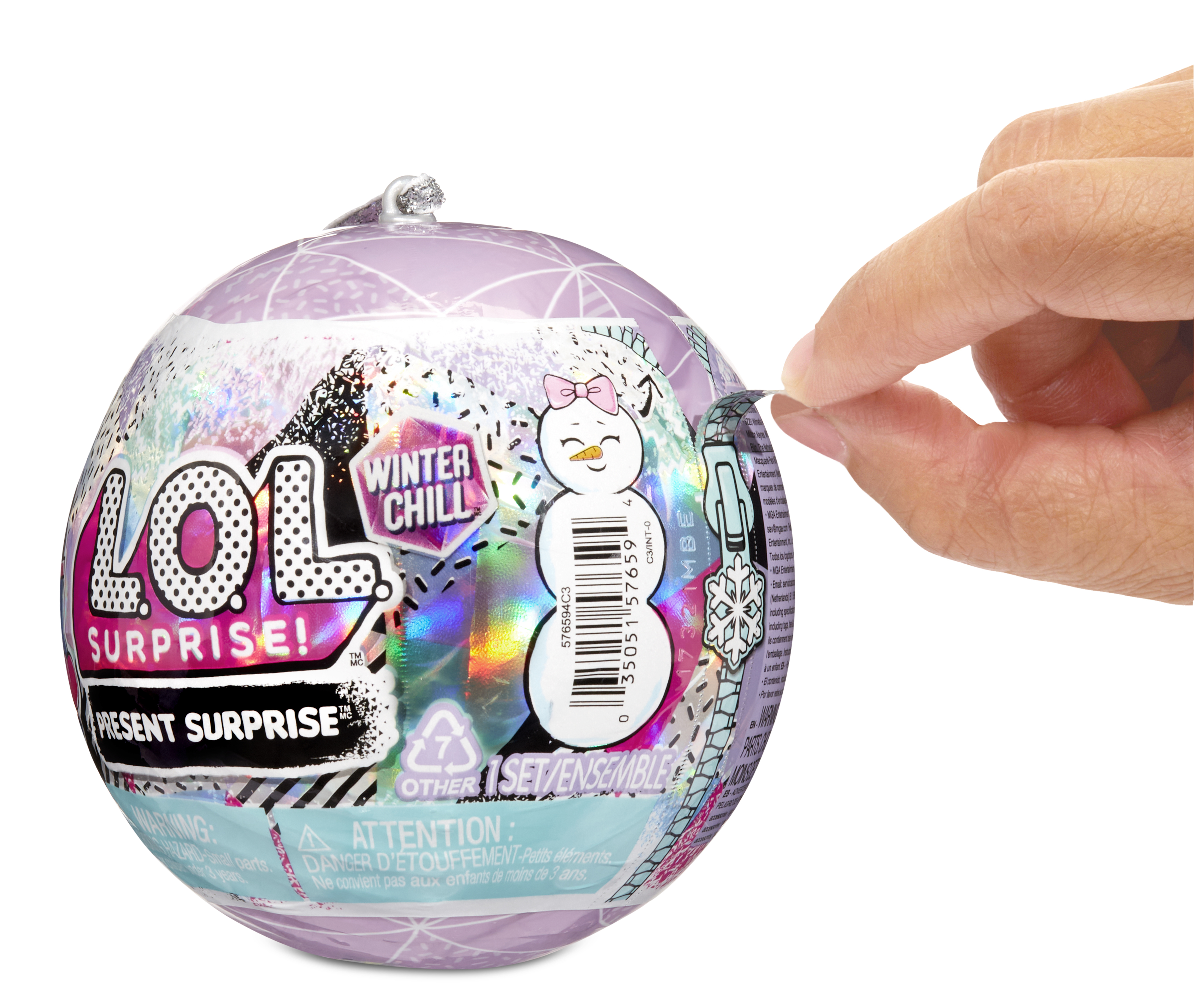 Eine Hand öffnet eine LOL Surprise Kugel mit Wintermotiv und Schneemann.