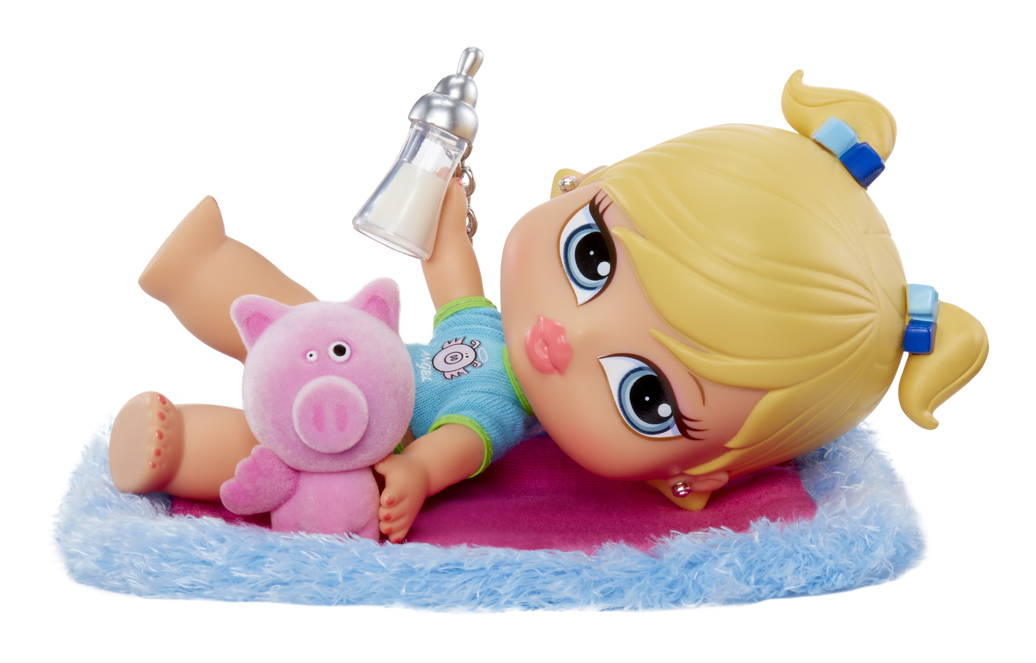 Babypuppe mit blonden Haaren, Flasche und rosa Schwein auf einer blauen, flauschigen Decke.