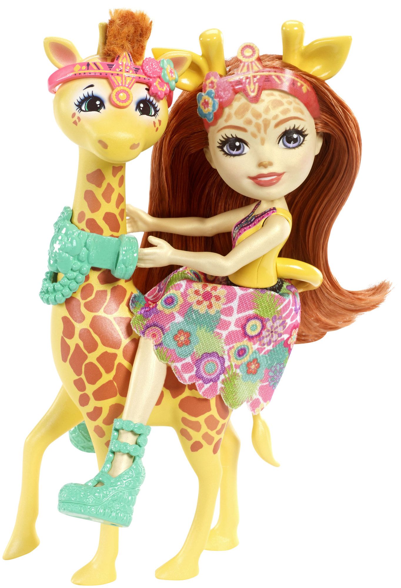 Eine Puppe reitet auf einer Giraffe. Die Puppe hat orangefarbenes Haar und einen Blumenrock. Weißer Hintergrund.