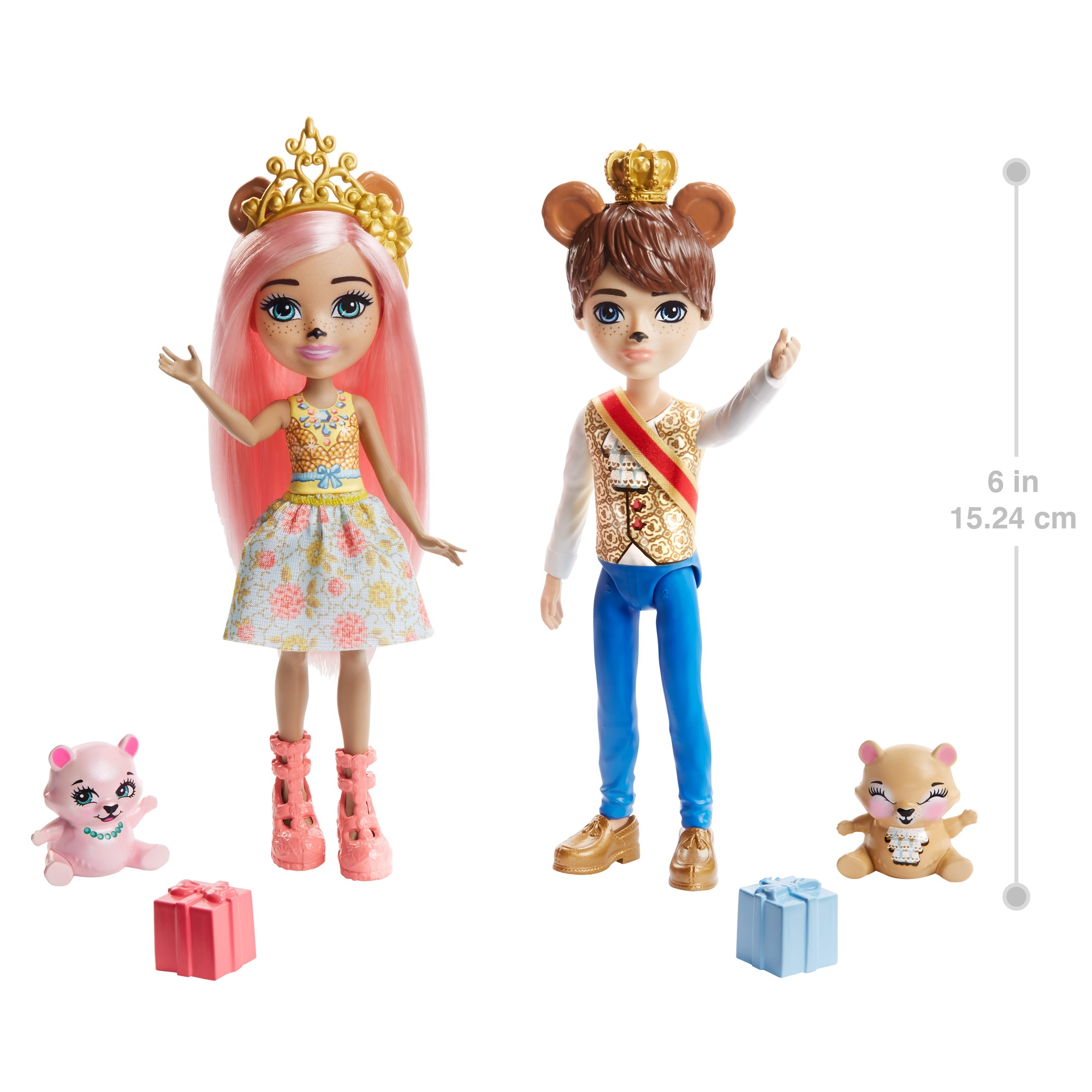 Zwei Puppen mit Bärenohren. Eine hält den Arm aus, andere Puppen und Blöcke sind am Boden. 6 Zoll Höhe ist markiert.