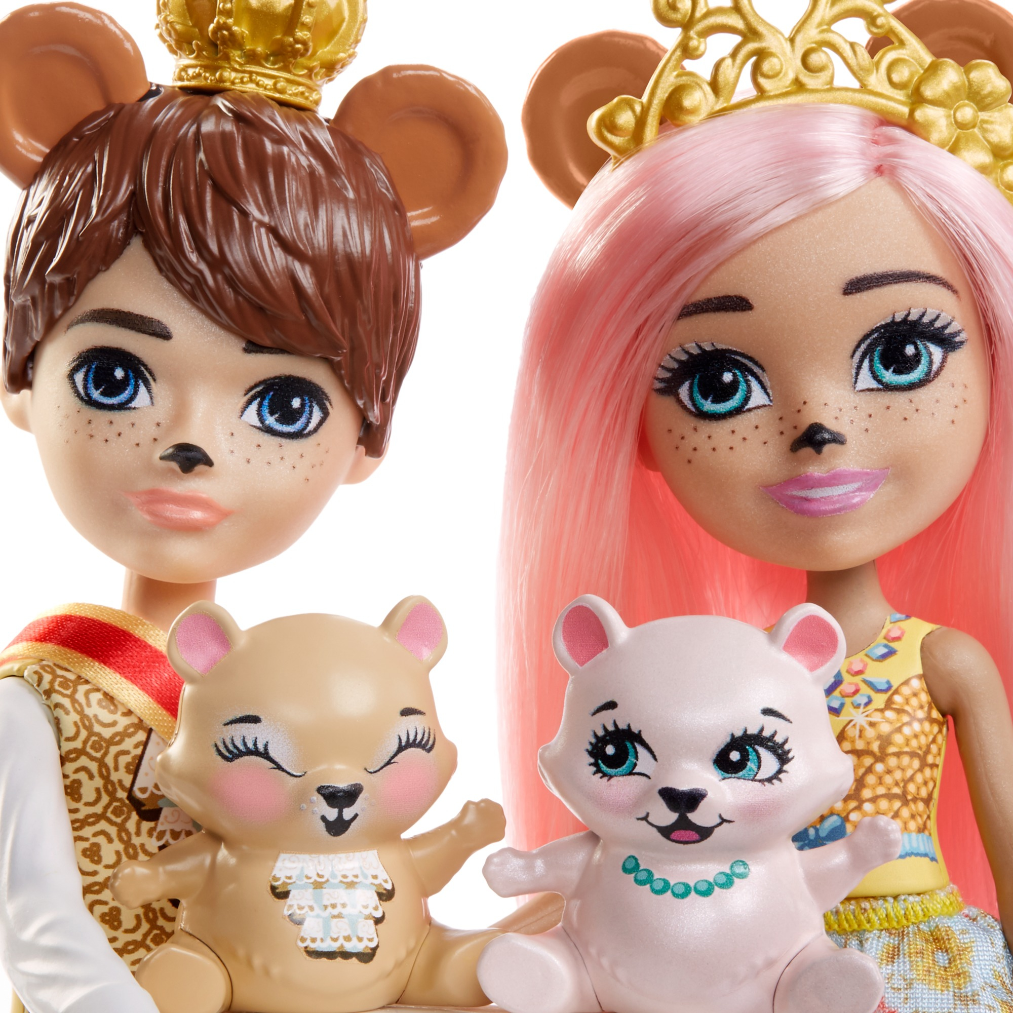 Zwei Puppen mit Bärenohren, Kronen und Bärenfiguren. Eine Puppe hat rosa Haare.
