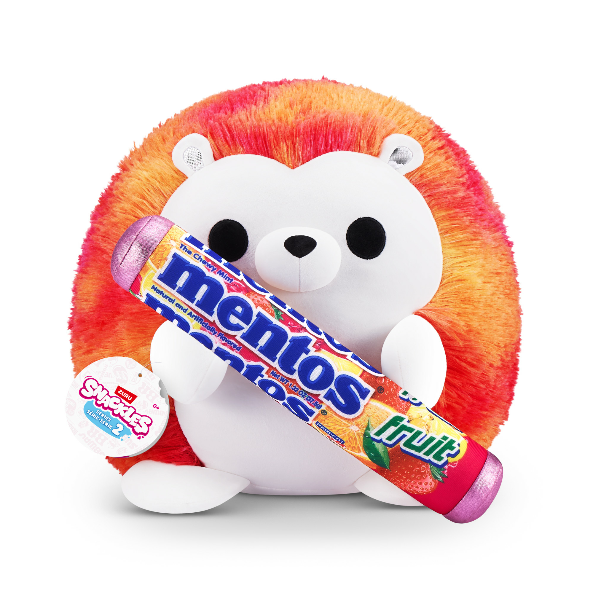 Igel-Plüschtier mit einer Mentos-Fruchtrolle. Orange und weiß mit rotem Etikett. Weißer Hintergrund.