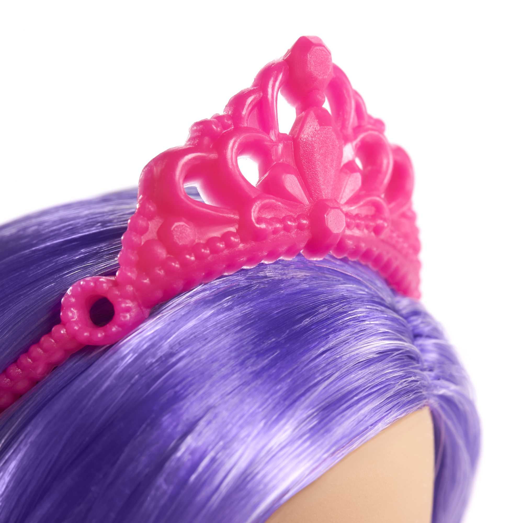 Eine rosa Tiara auf einer Puppe mit lila Haaren. Die Tiara ist mit einer Herzform versehen.