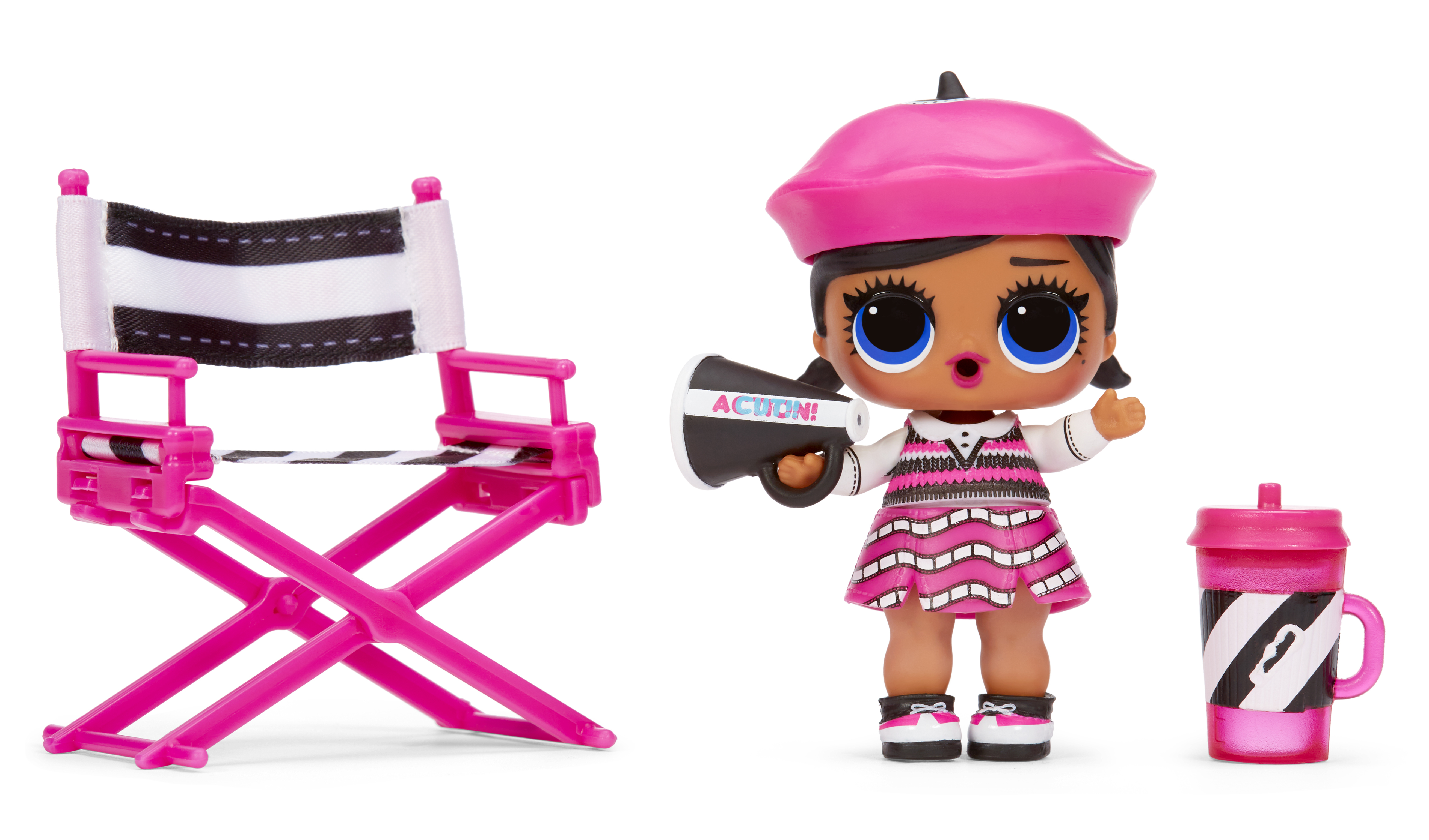 Lalka LOL z krzesłem reżyserskim, megafonem i kubkiem.