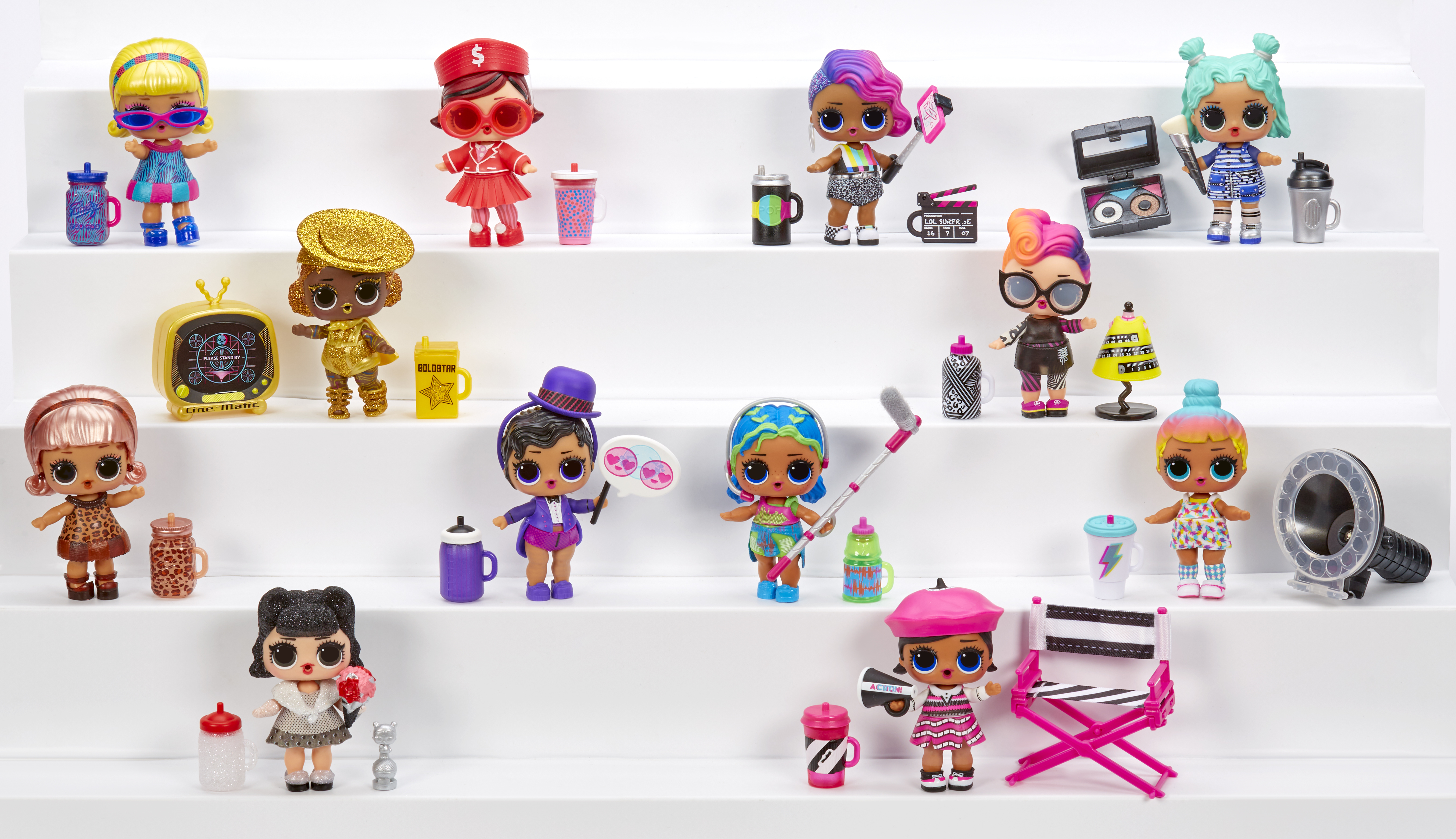 Lalki L.O.L. Surprise na wystawie. Różne lalki z akcesoriami. Ekspozycja jest wielopoziomowa.