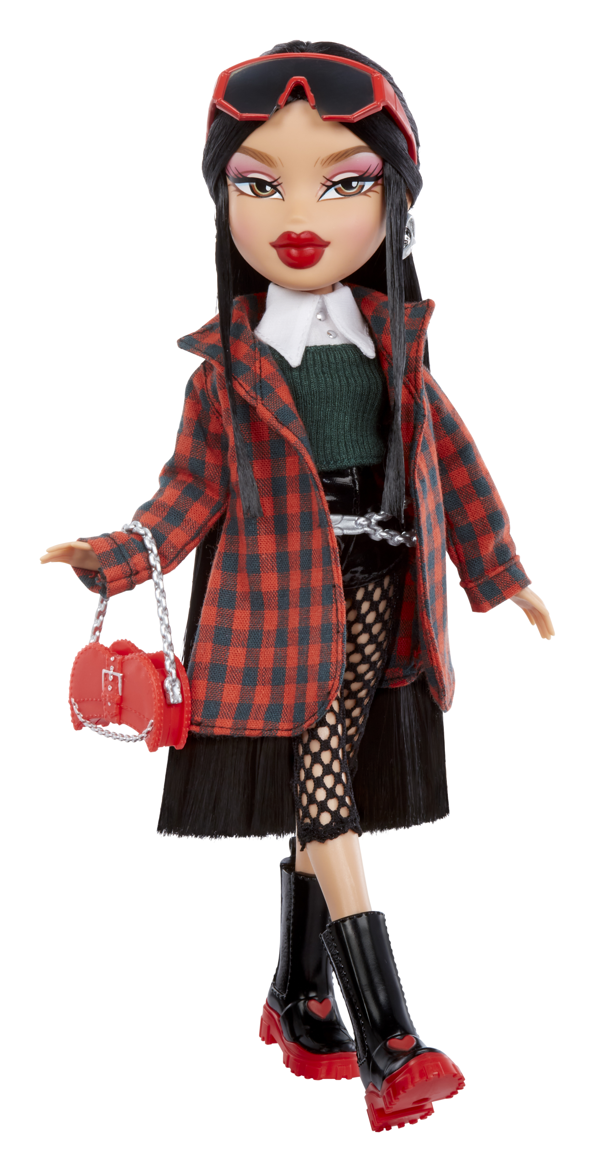 Lalka Bratz z długimi czarnymi włosami, czerwonym płaszczem w kratę i czarnymi butami. Trzyma czerwoną torebkę.