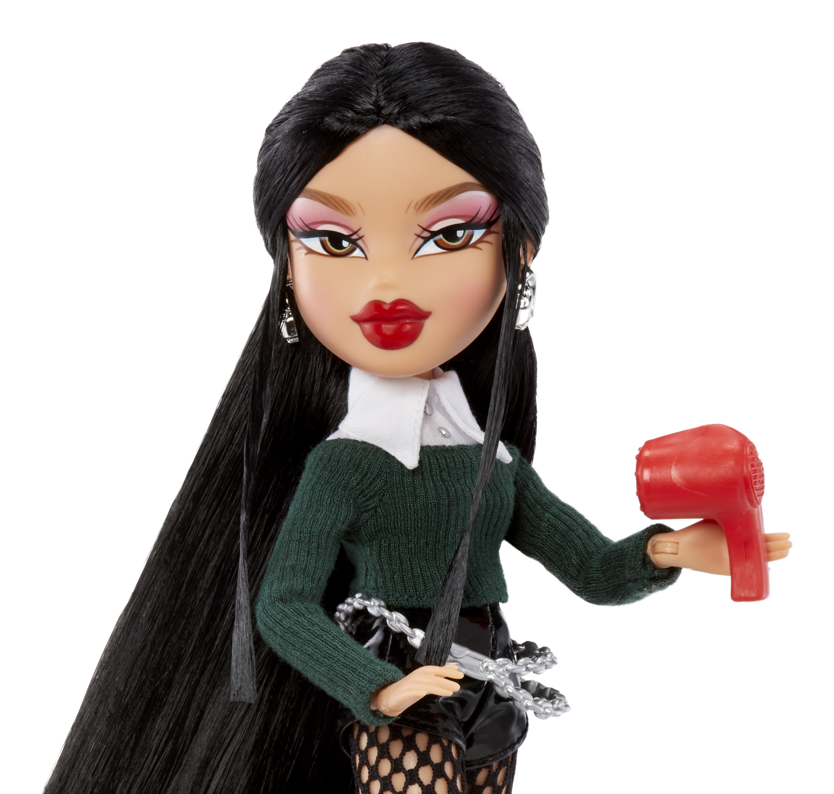Lalka Bratz trzymająca czerwoną suszarkę do włosów. Ma długie czarne włosy, czerwone usta i zieloną koszulę.