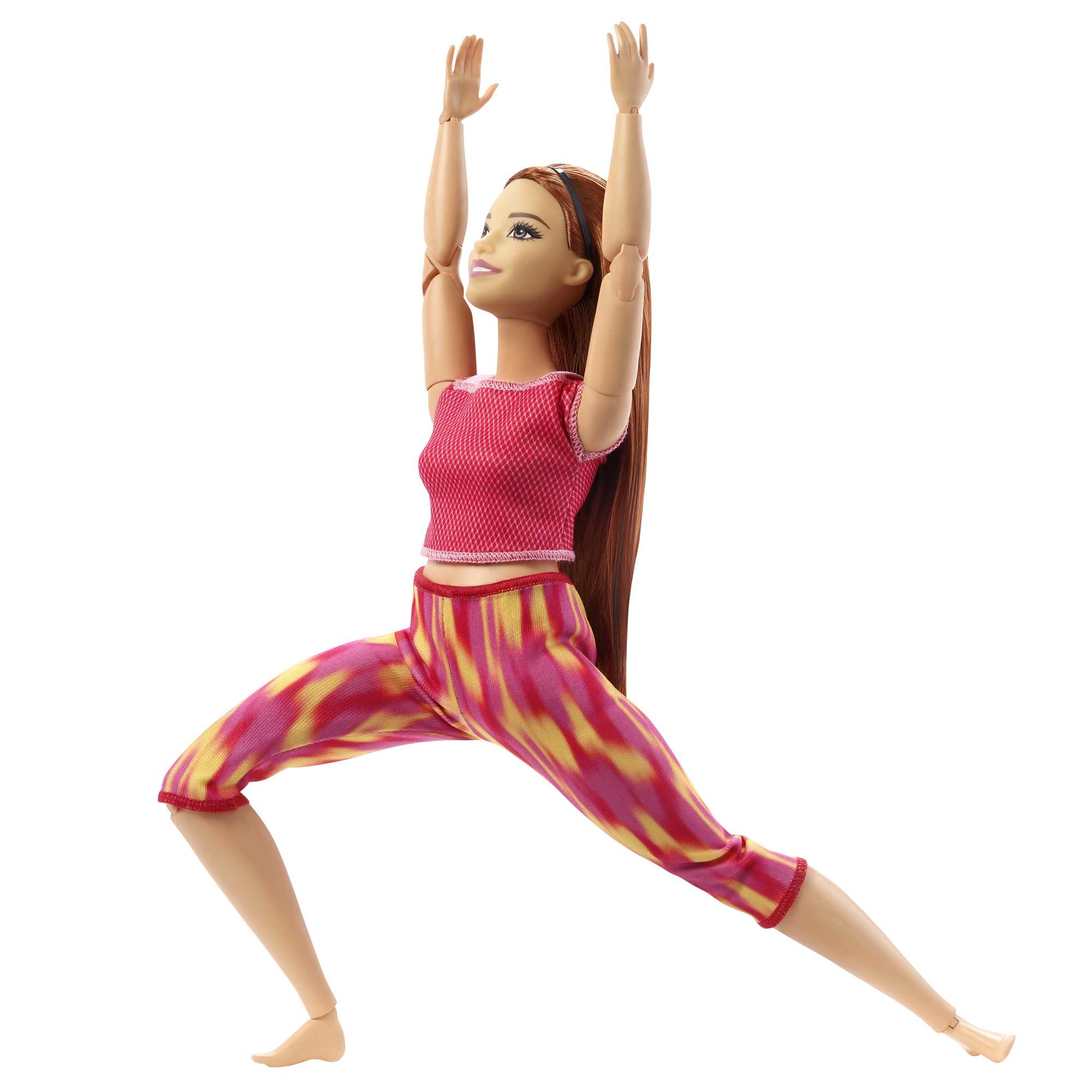 Eine Barbie-Puppe in Yoga-Pose, Arme erhoben, trägt rosa Oberteil und gemusterte Leggings.