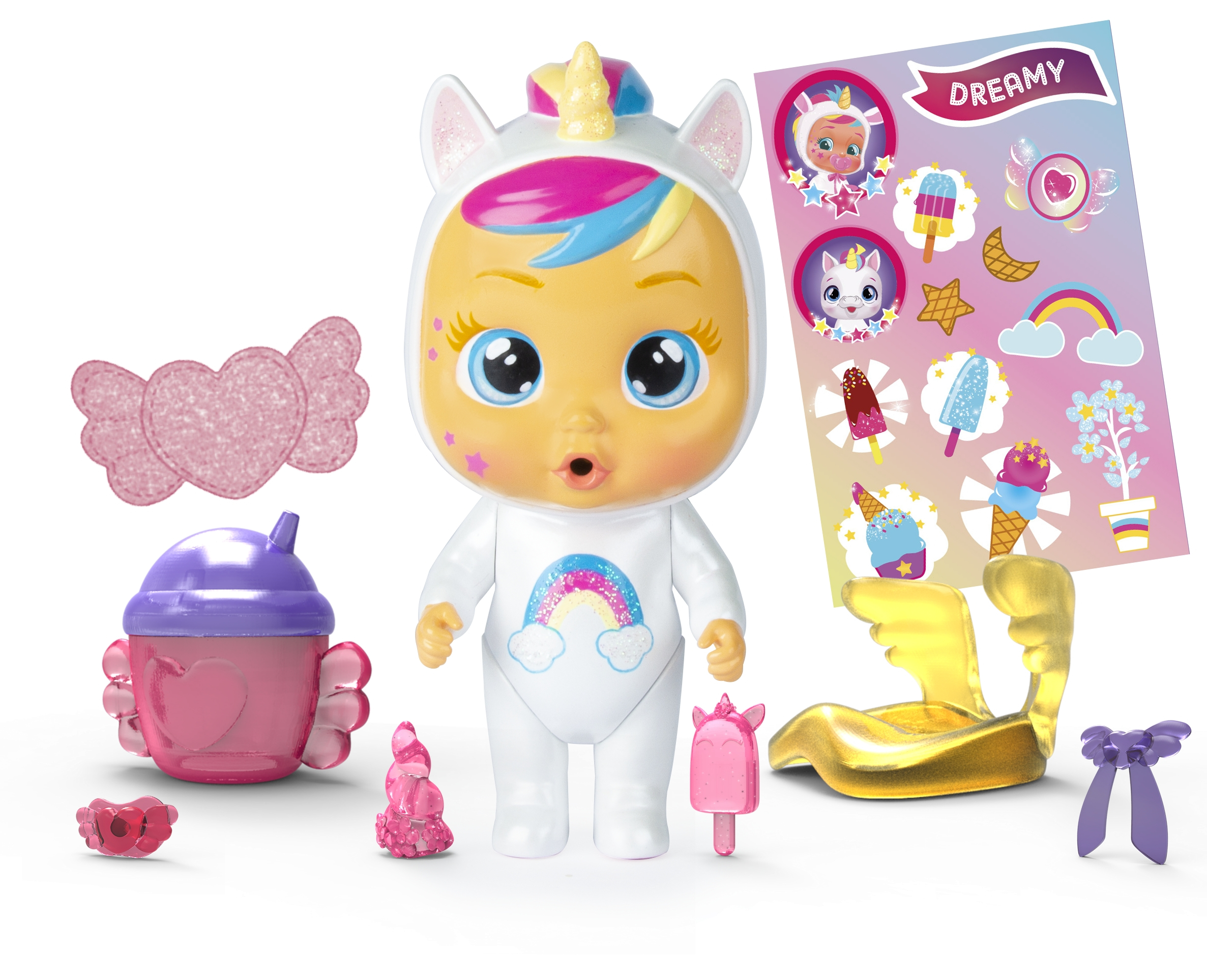 Eine Babypuppe in einem Einhorn-Outfit mit Zubehör: eine Flasche, Aufkleber und einen Schnuller. Weißer Hintergrund.