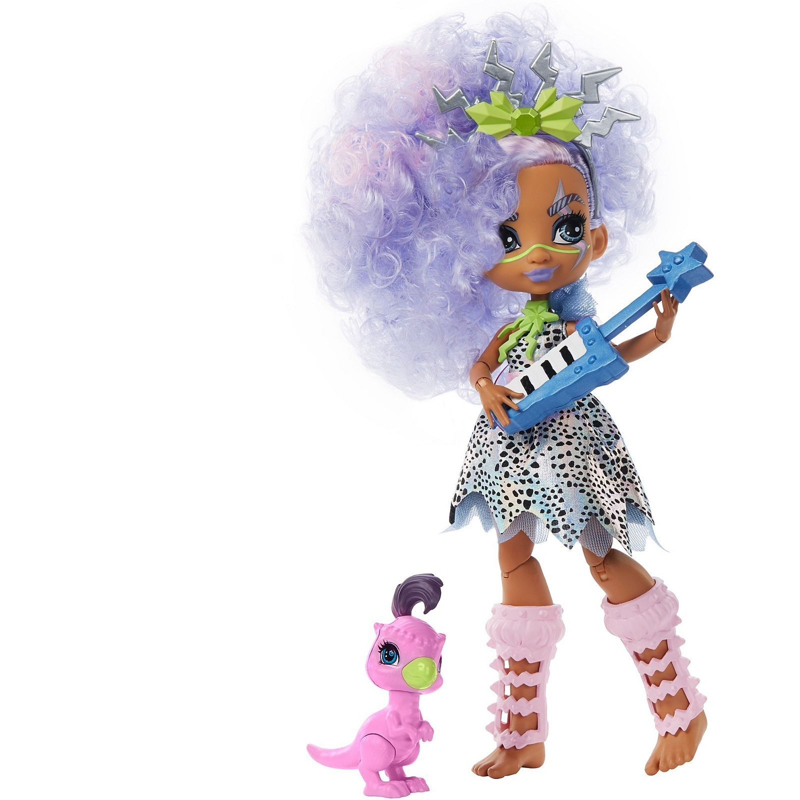 Lalka z fioletowymi włosami, trzymająca niebieską gitarę, obok różowa zabawka dinozaura.
