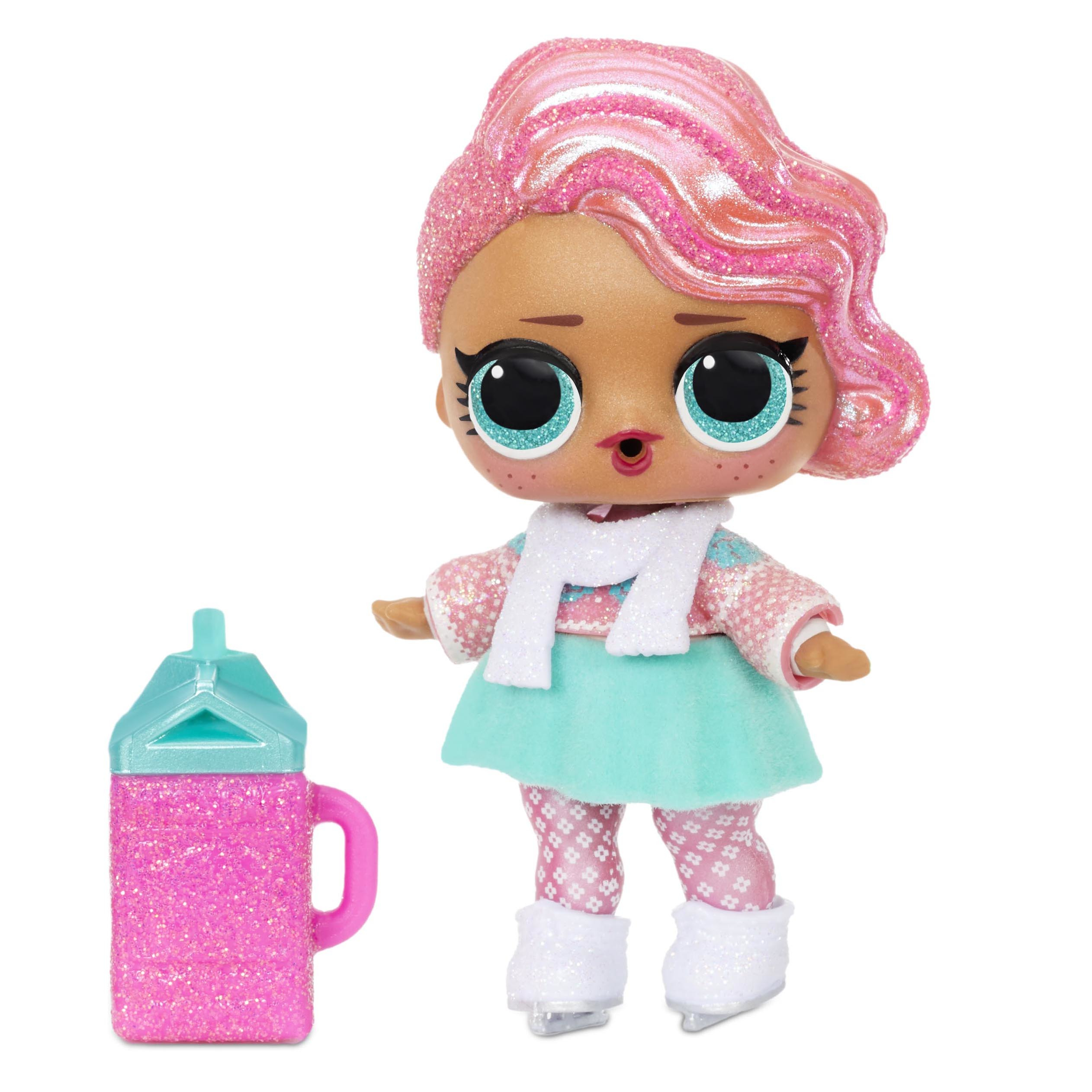 Eine Puppe mit rosa Haaren, blauen Augen und einem hellblauen Rock. Sie hat ein rosa Getränk und steht auf Schlittschuhen.