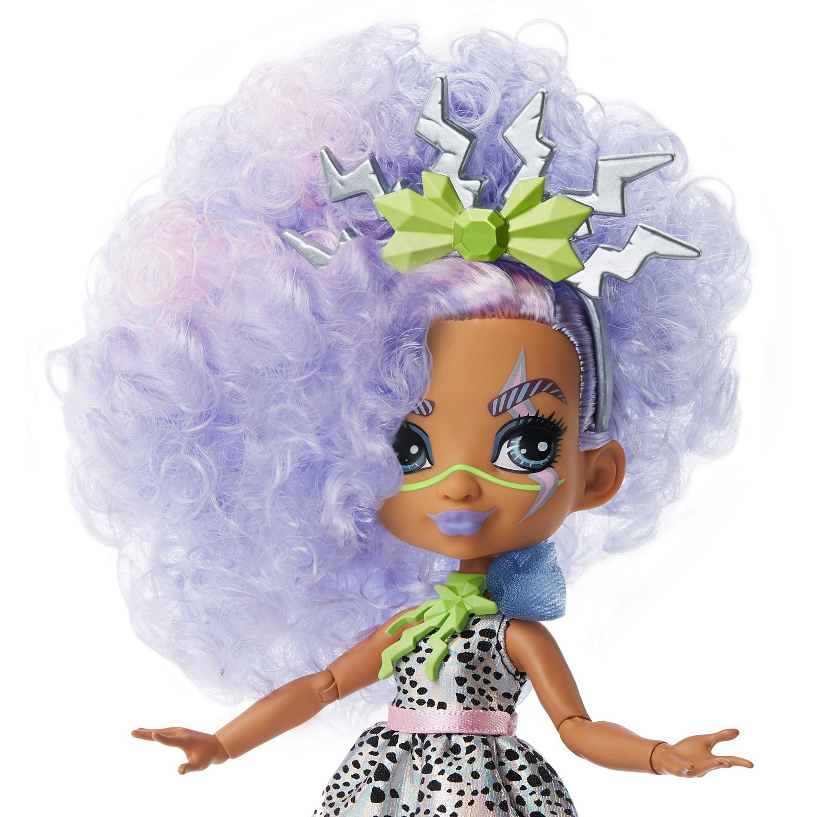 Lalka z fioletowymi włosami i zieloną kokardą. Ma czarno-białą sukienkę i niebiesko-zielony makijaż twarzy.