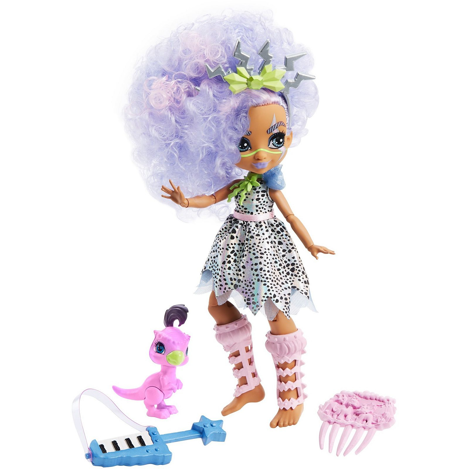 Lalka z niebieską skórą, kręconymi fioletowymi włosami i białą sukienką z dinozaurem i innymi akcesoriami.