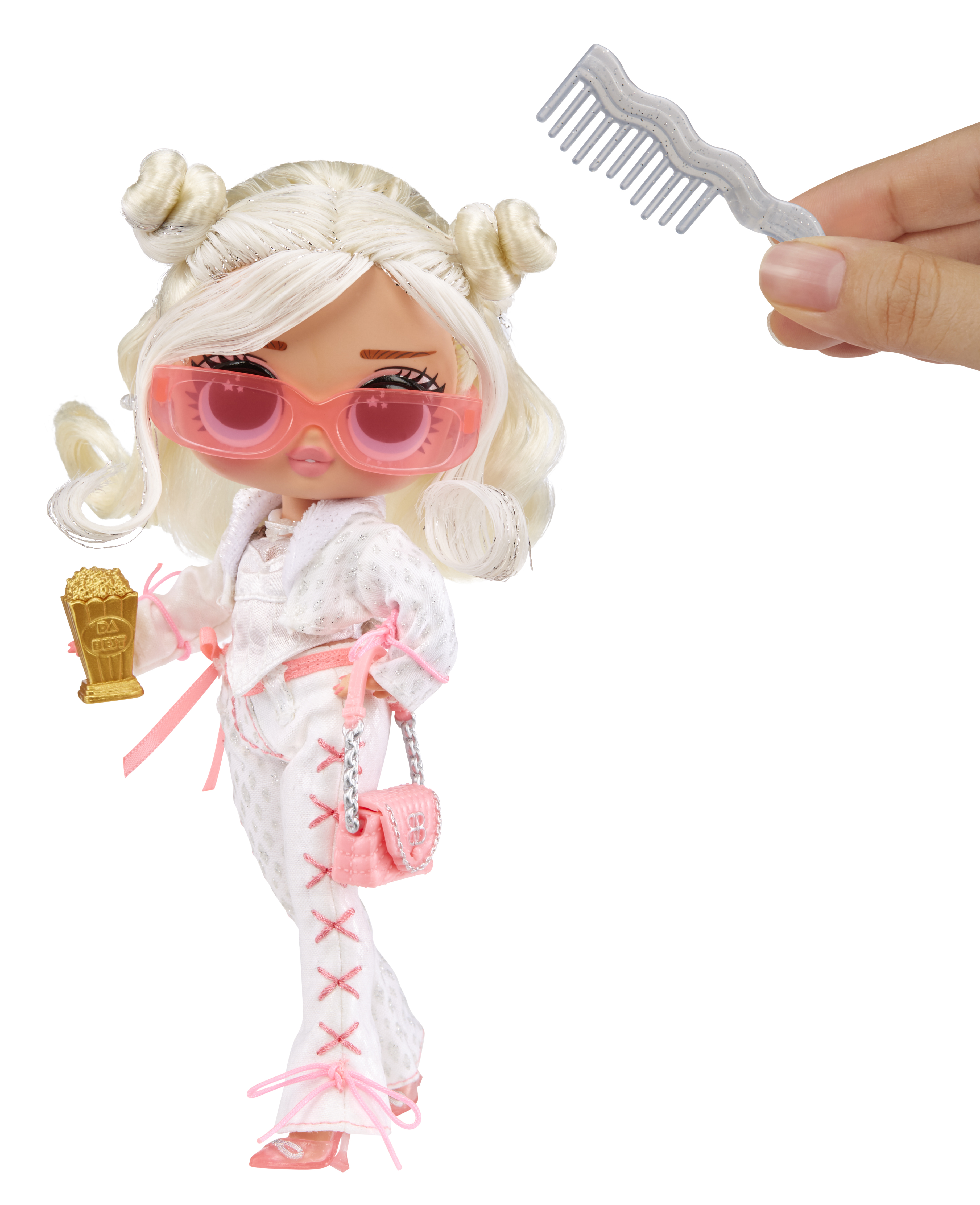 Puppe mit rosa Sonnenbrille, Handtasche und Popcorn. Eine Hand hält einen Kamm. Alles auf weißem Hintergrund.