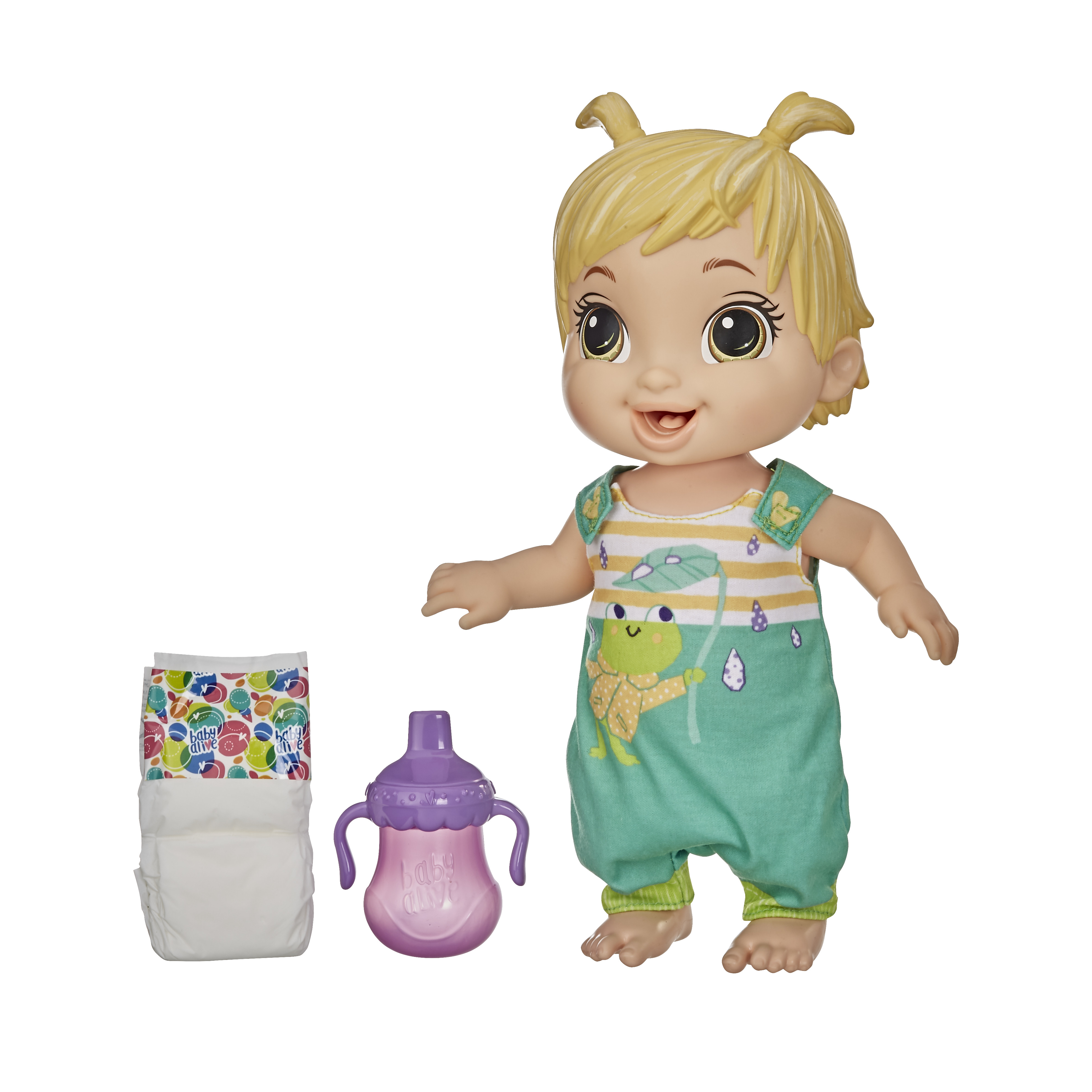 Lalka bobas w zielonym stroju z motywem żaby. Ma pieluchę i butelkę. Białe tło.
