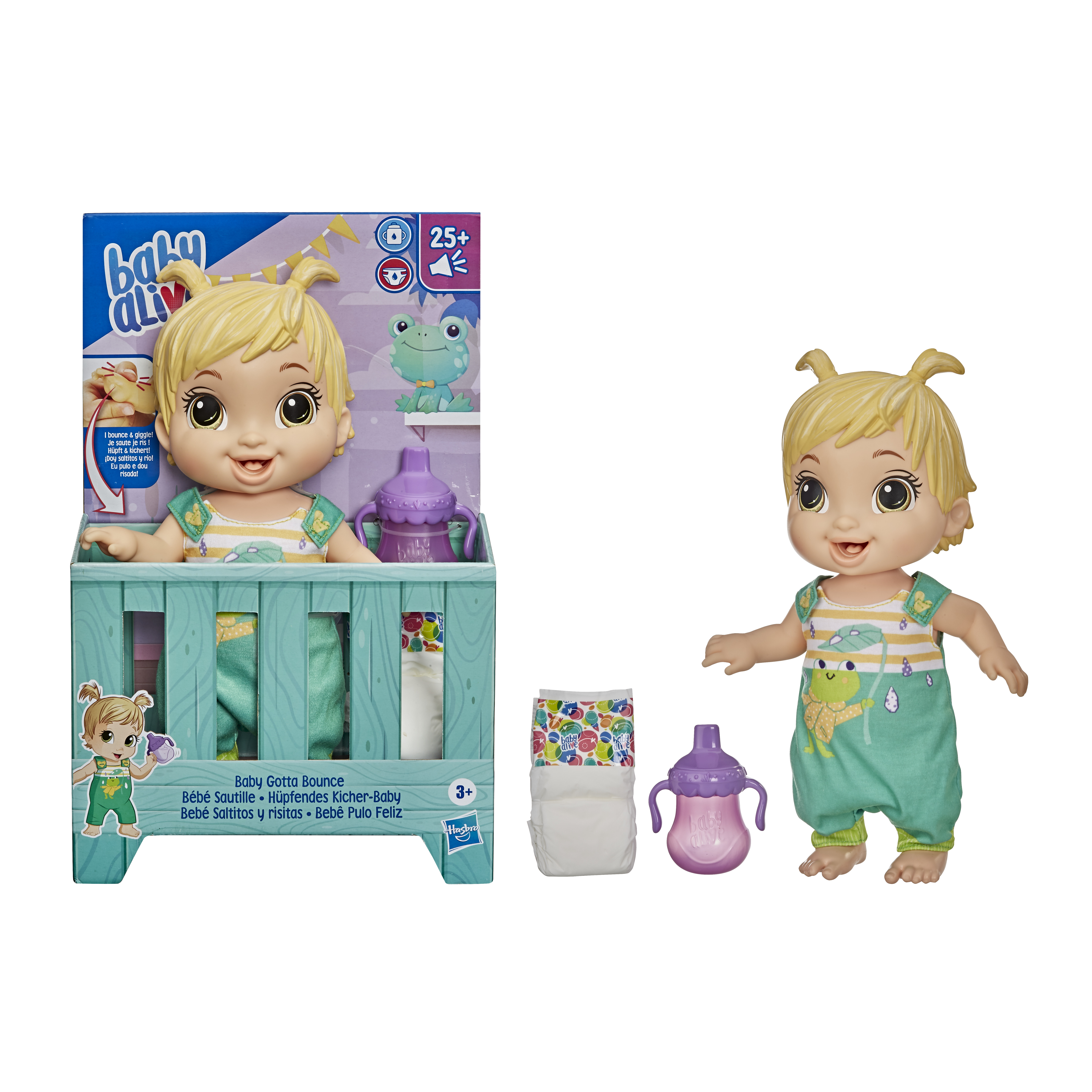 Blond lalka w turkusowych ogrodniczkach, z kołyską, butelką i akcesoriami, wszystko na białym tle.