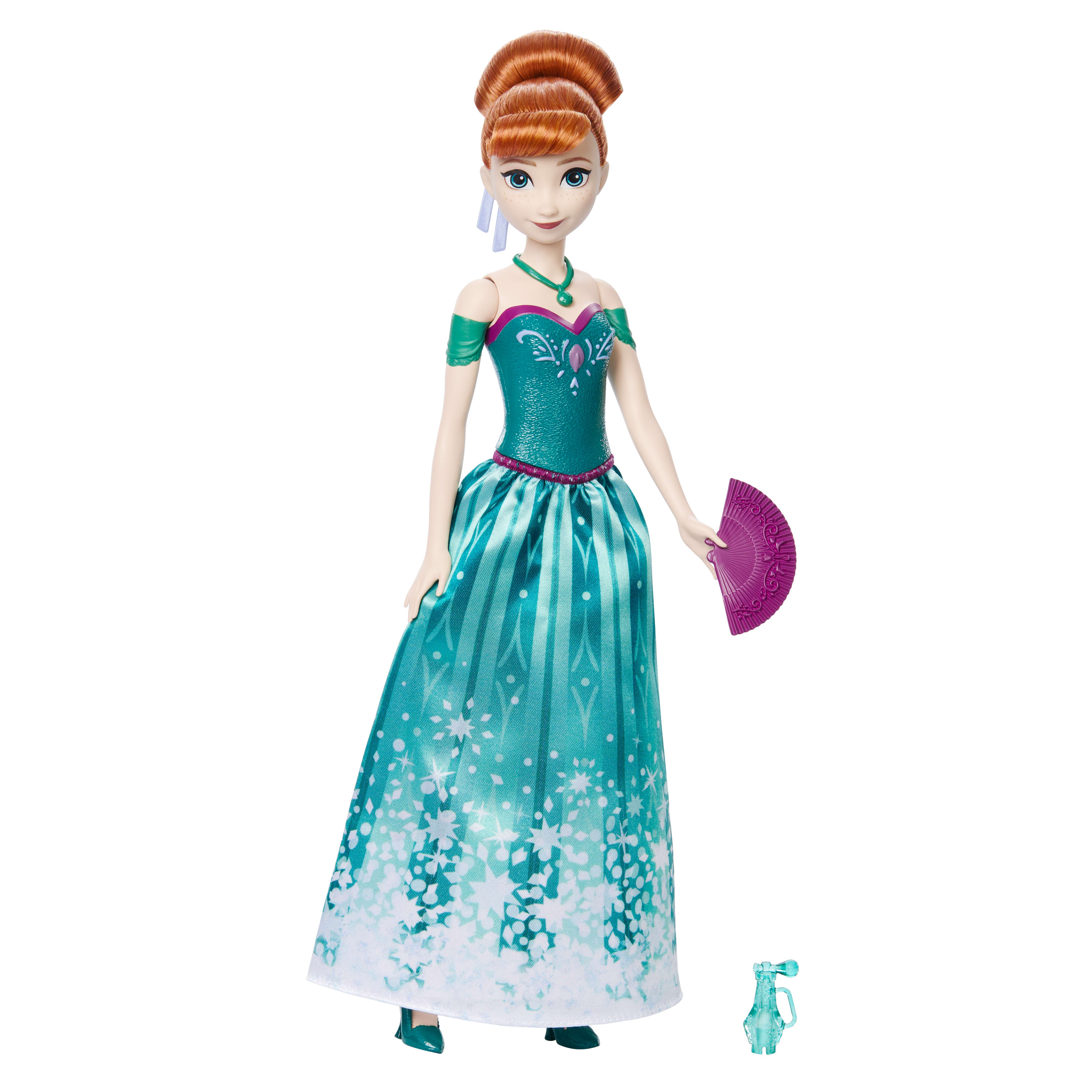Muñeca Anna, con un vestido verde azulado con estampado de copos de nieve blancos. Sostiene un abanico morado. Fondo blanco.