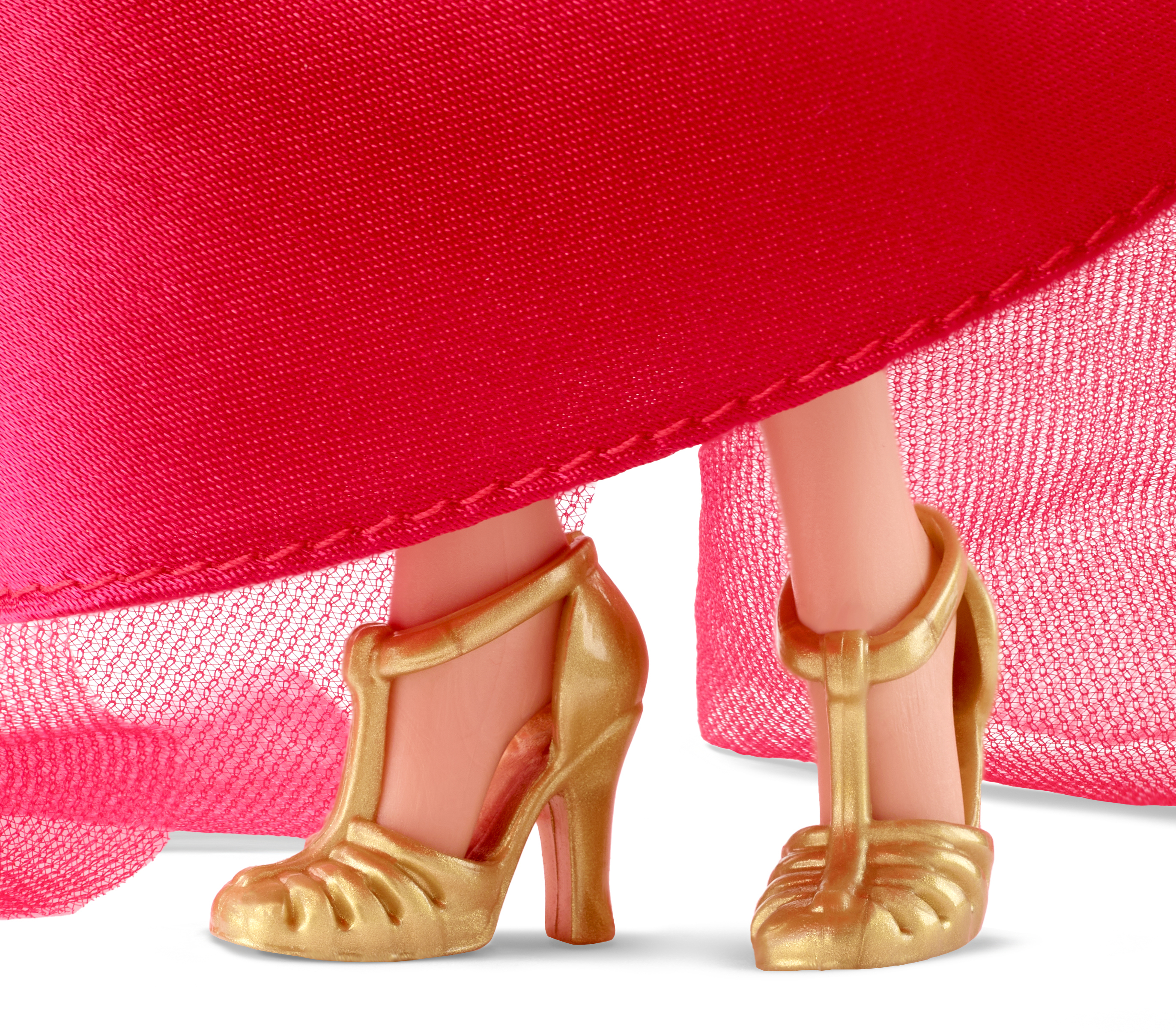 Nogi lalki. Złote szpilki, czerwona sukienka. Zbliżenie. Białe tło.