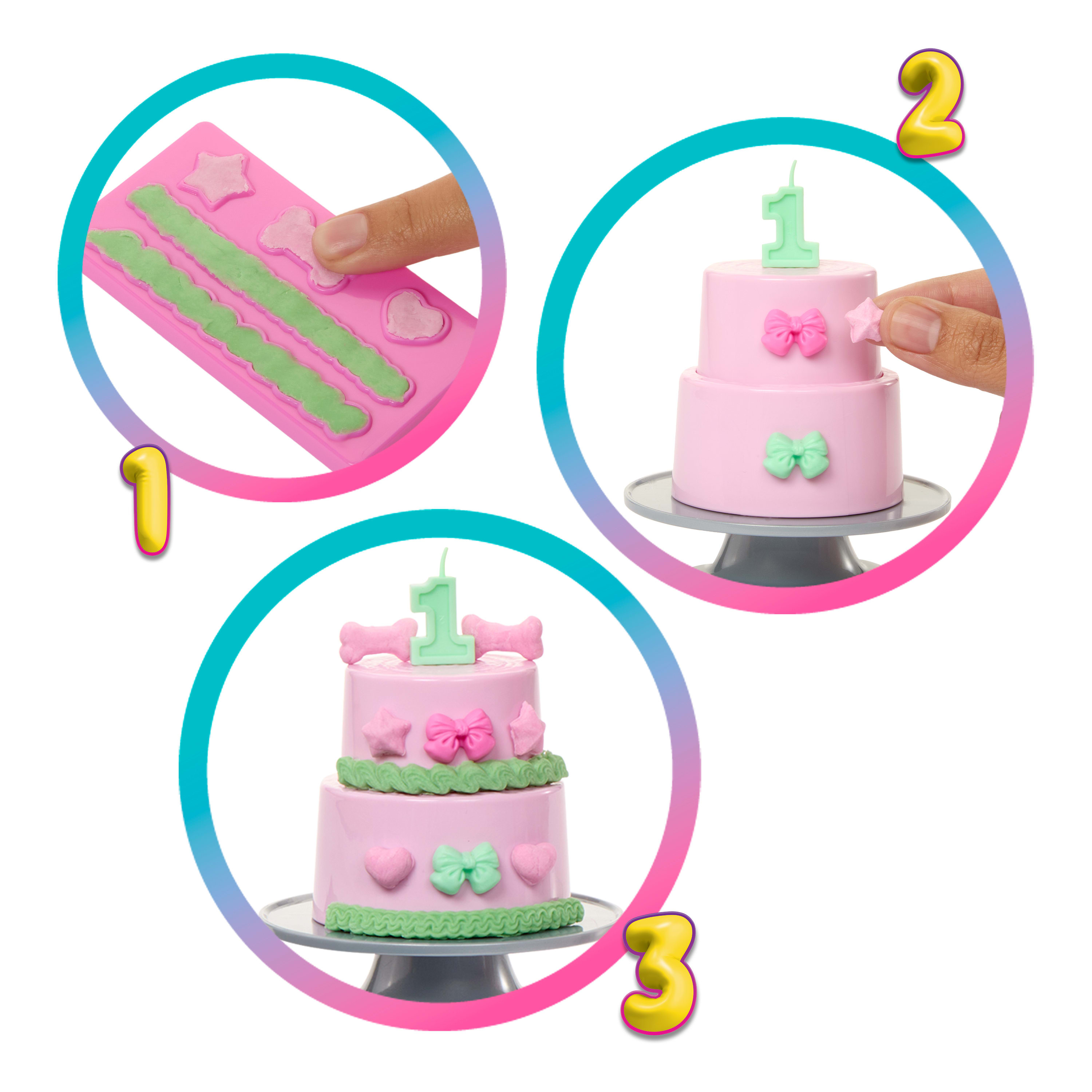 Tre fasi di una torta rosa a due piani con candele. Le fasi mostrano i progressi nella decorazione della torta, numerati da uno a tre.