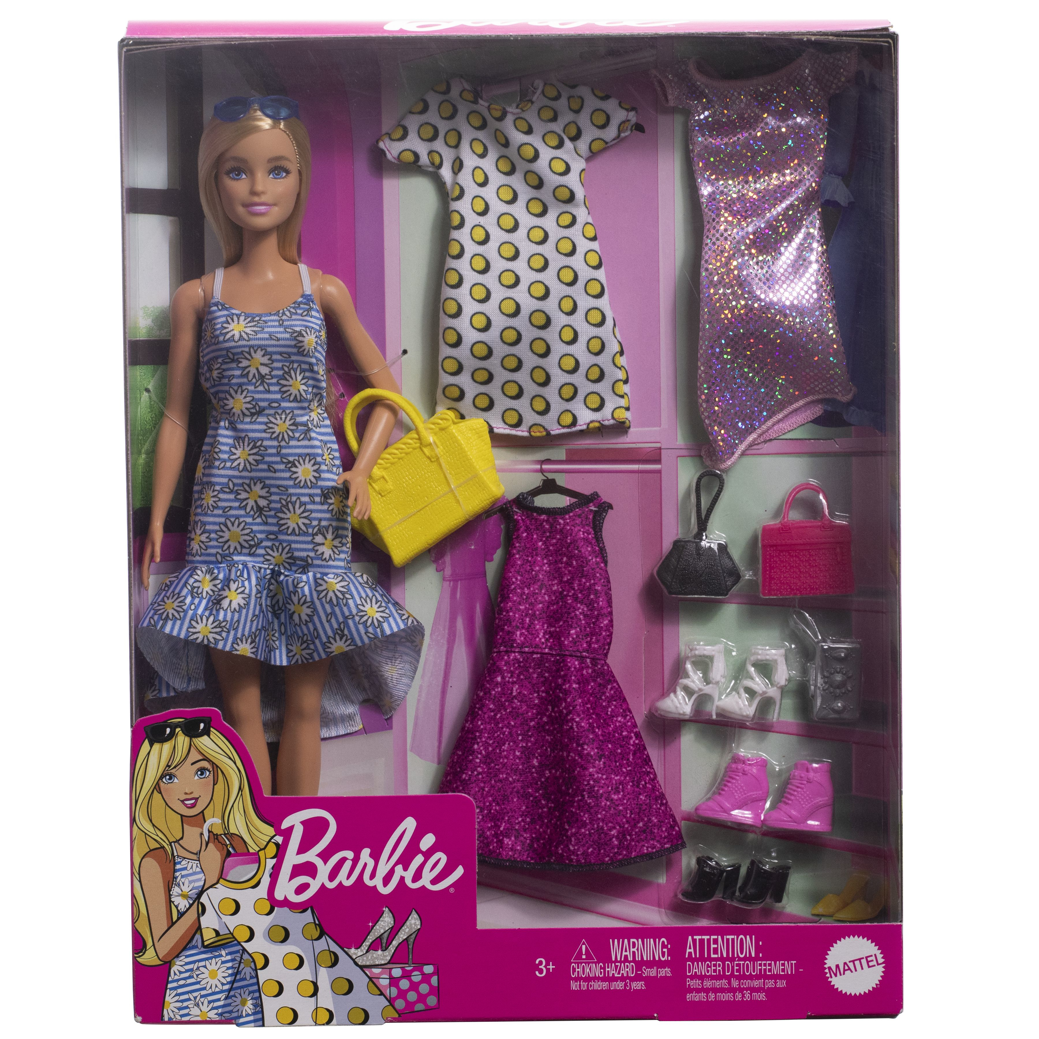 Lalka Barbie z trzema sukienkami i akcesoriami. Tło jest białe.