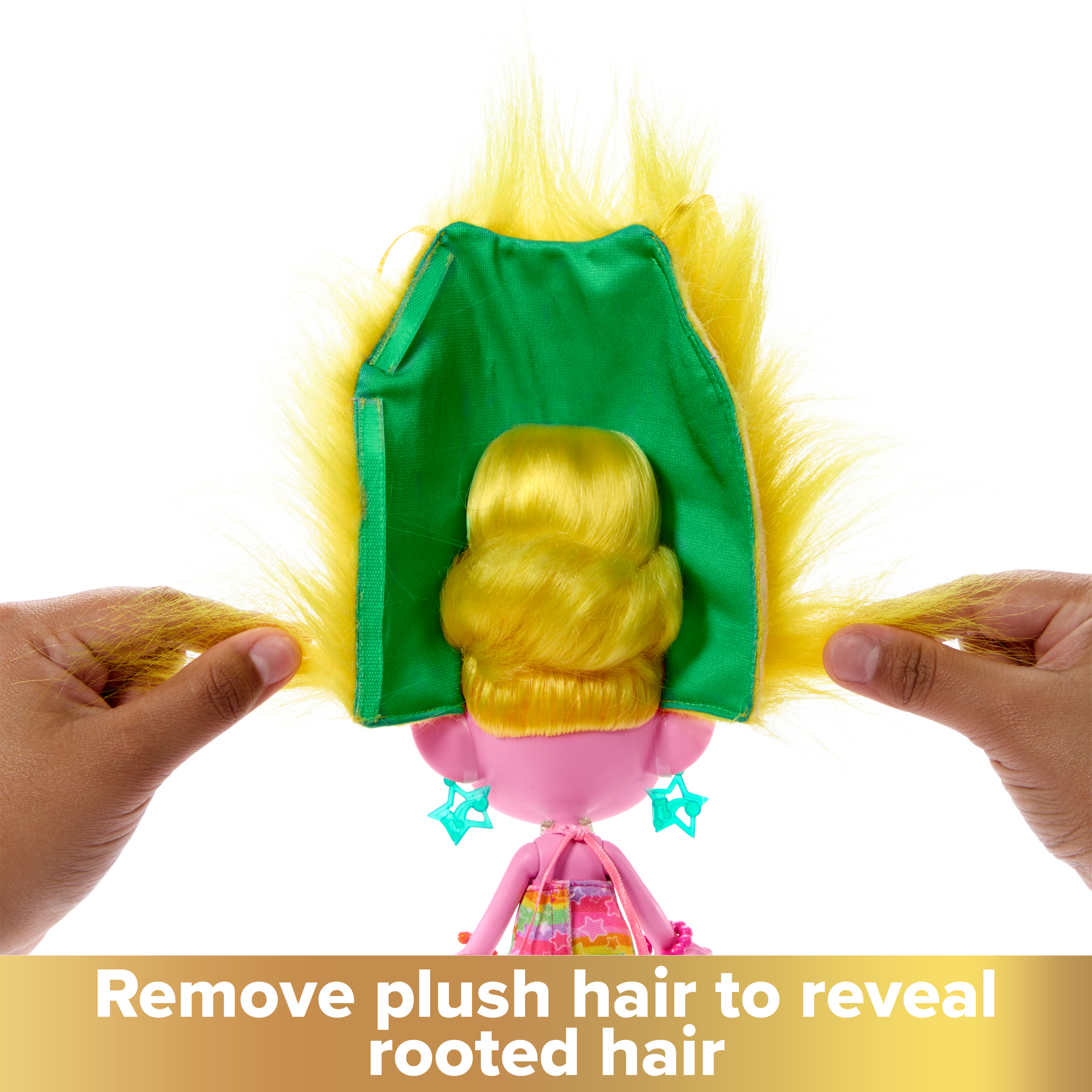 Mani che rimuovono i capelli di peluche per rivelare i capelli radicati di una bambola.