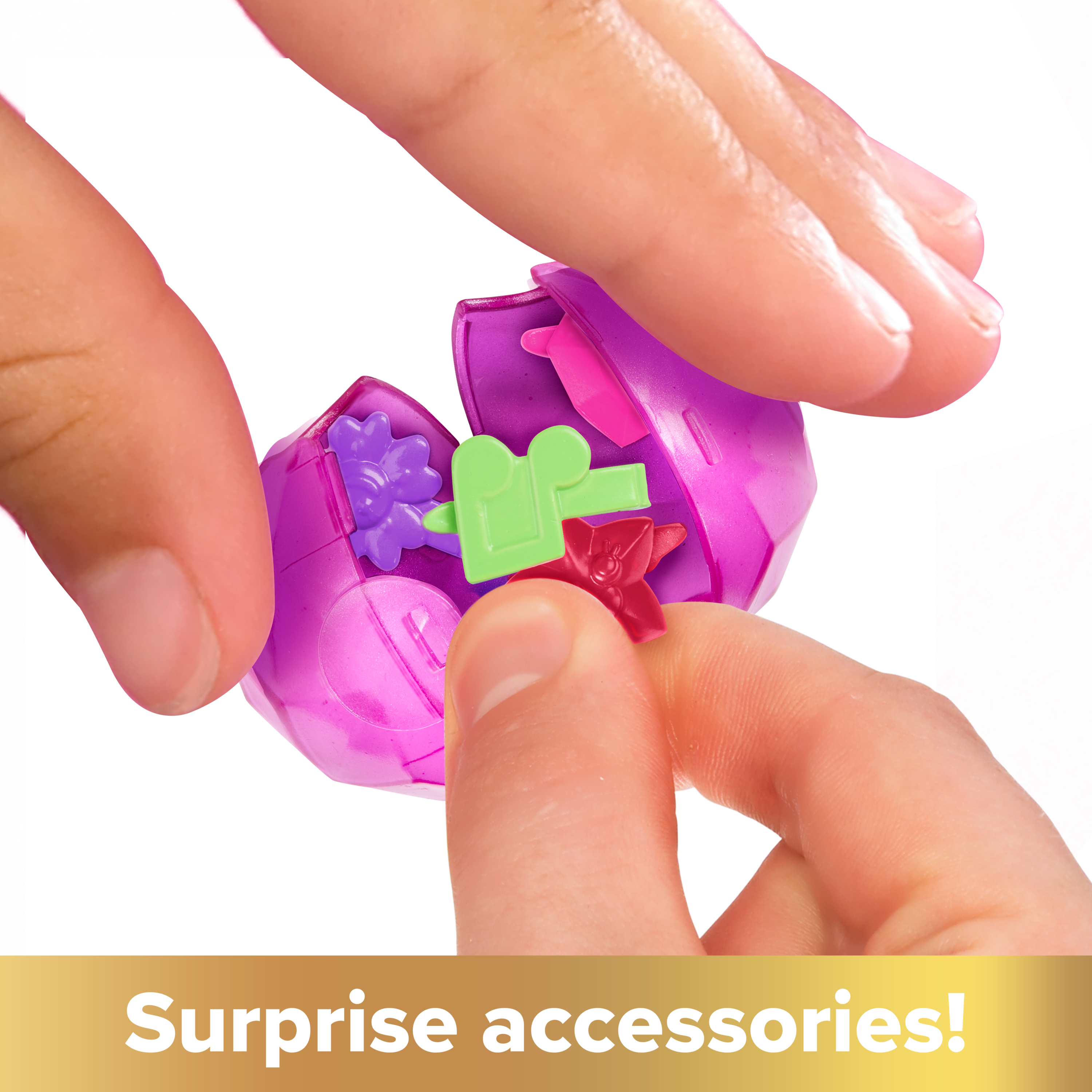 Mani che aprono un uovo giocattolo viola, rivelando piccoli accessori colorati.