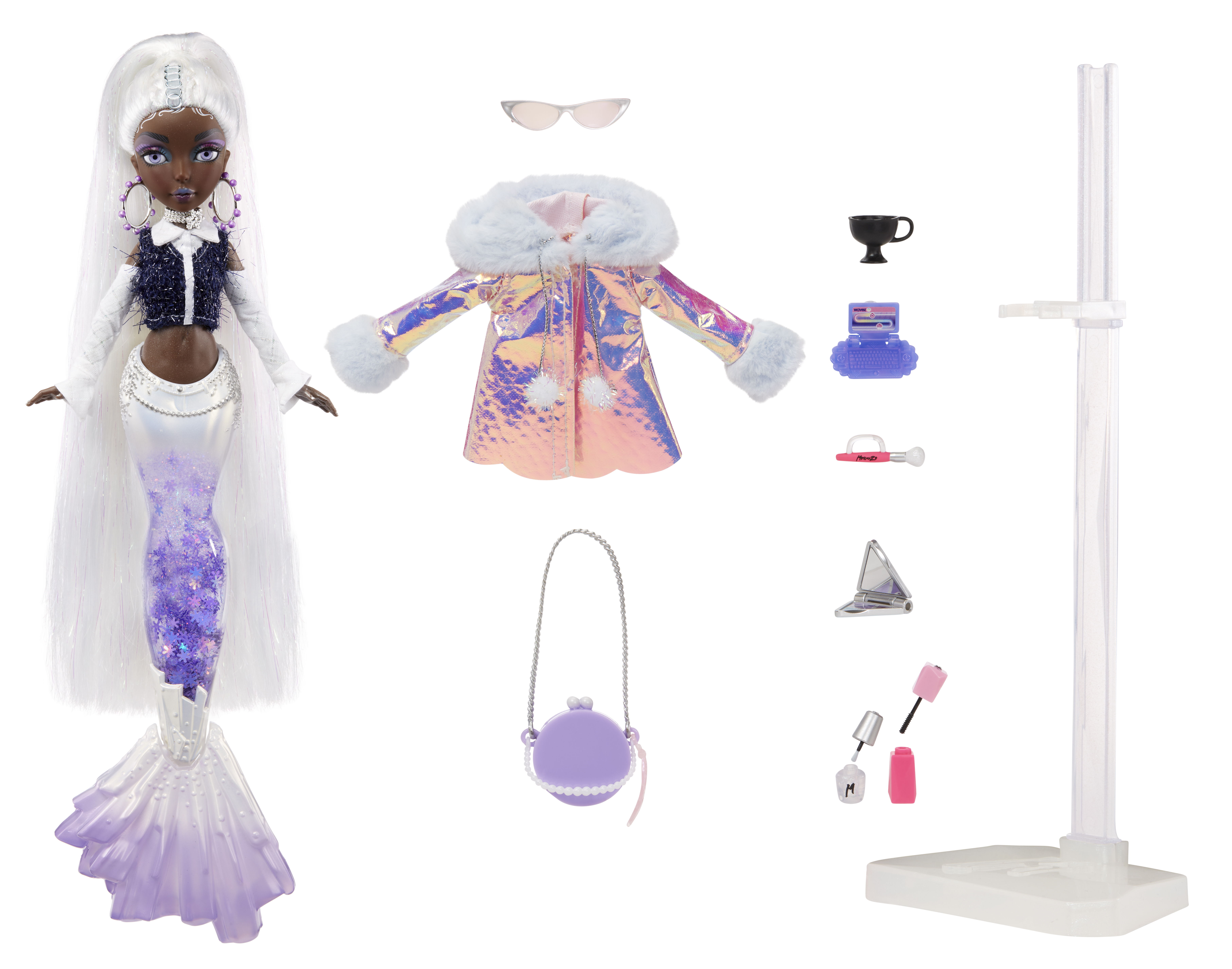 Eine Meerjungfrau-Puppe mit weißen Haaren und Zubehör: Mantel, Handtasche, Sonnenbrille, Ständer und Make-up-Artikel.