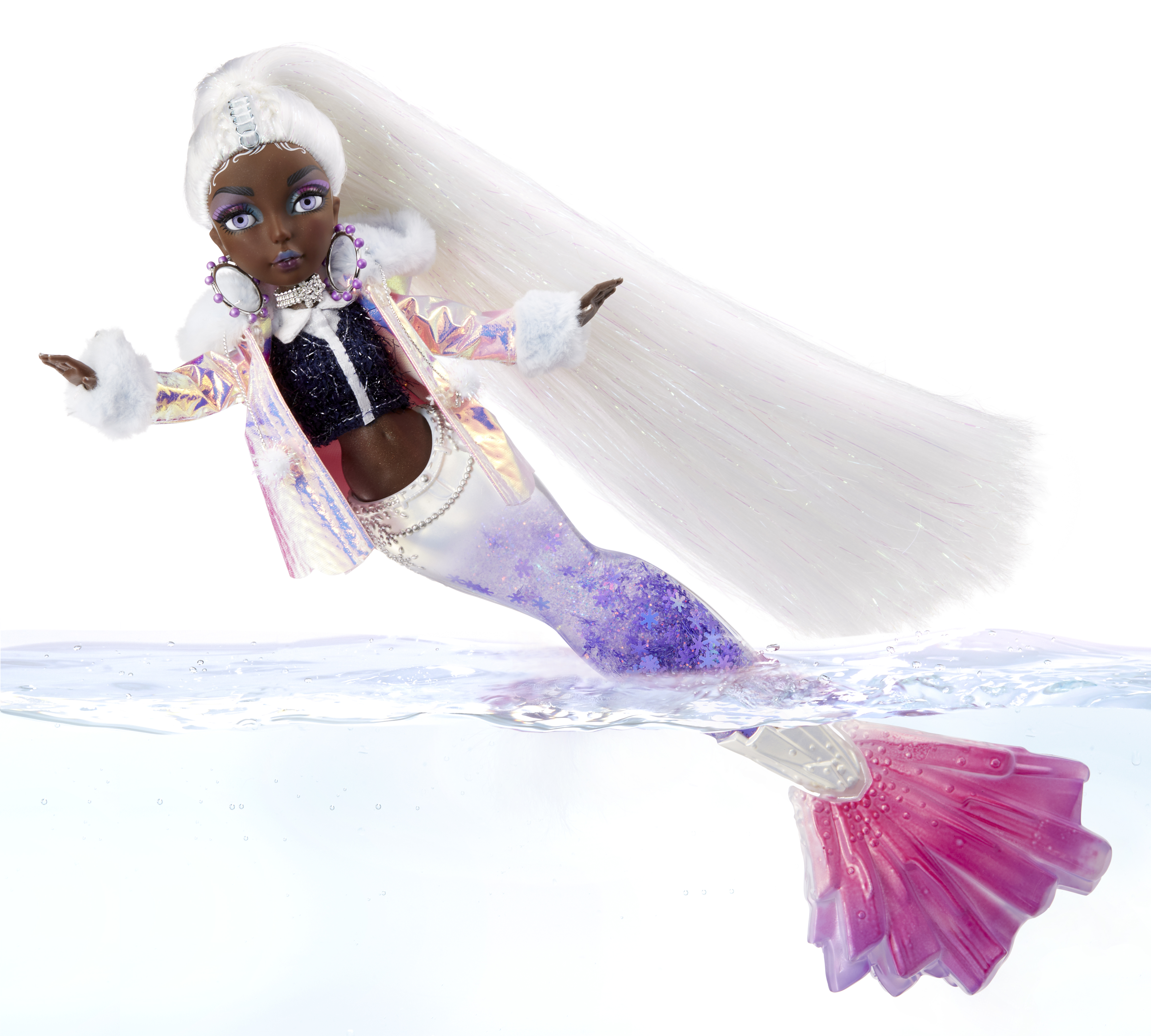 Eine Meerjungfrau-Puppe mit langen weißen Haaren im Wasser, mit Jacke und Schwanz.