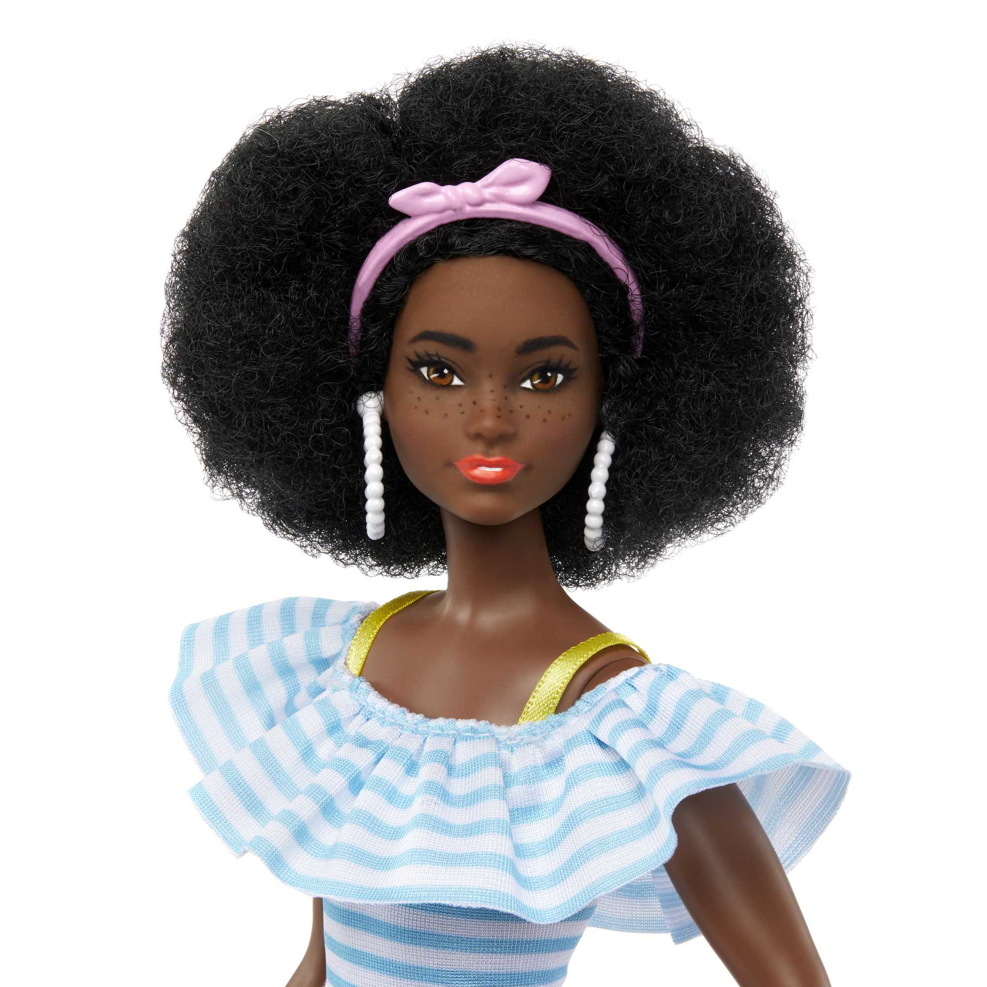 Schwarze Puppe mit Afro, pinkem Stirnband und blau-weiß gestreiftem Oberteil.