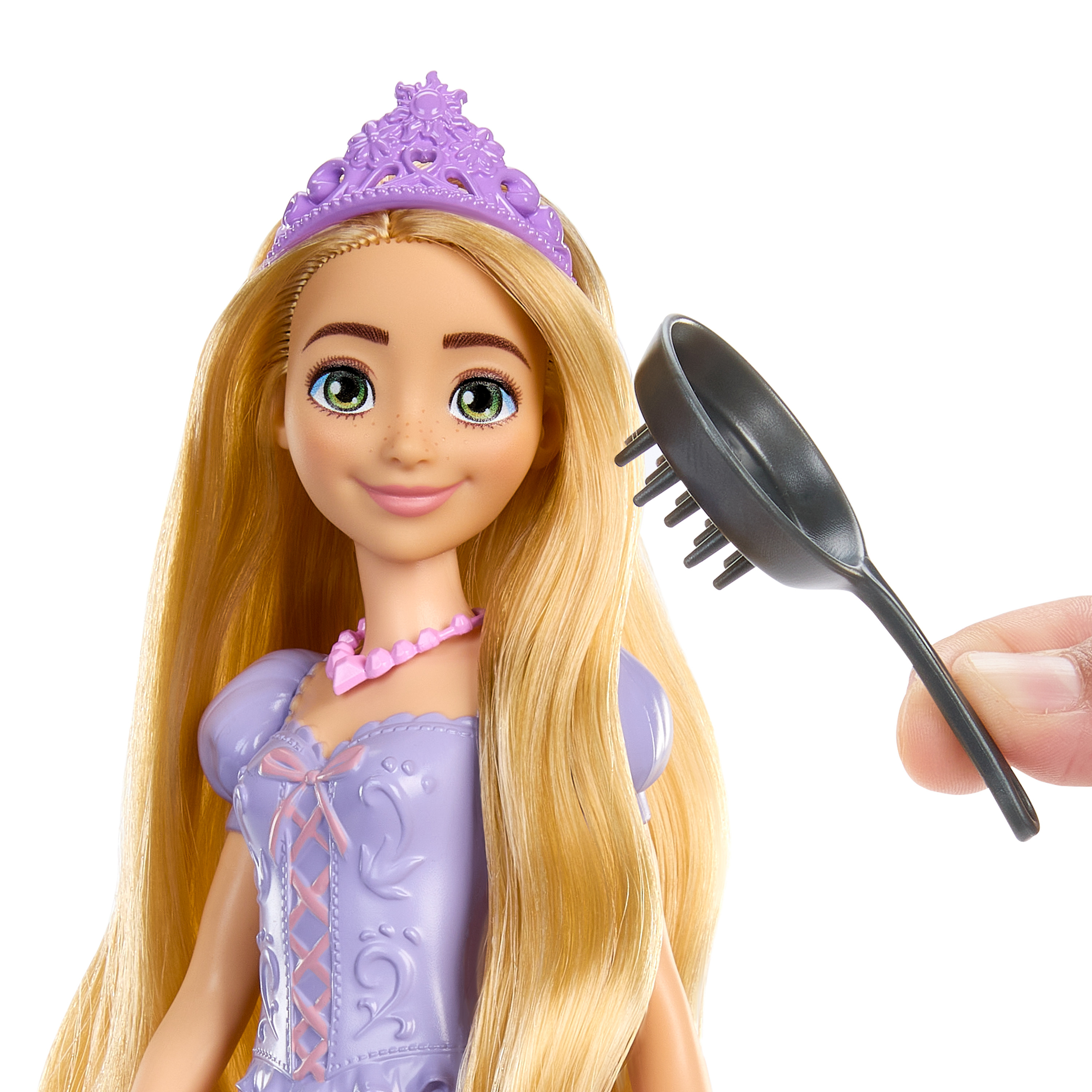 Rapunzel-Puppe mit langem blondem Haar und einem Kamm. Die Puppe hat ein lila Kleid.
