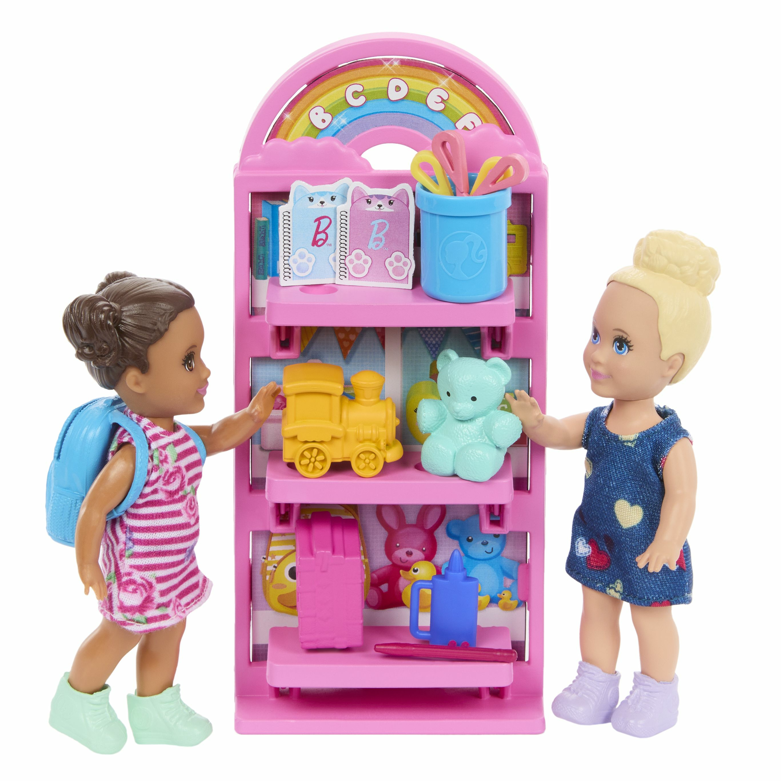Dos muñecas pequeñas y una estantería rosa con juguetes. Escena: Una configuración de juego con casa de muñecas y juguetes.