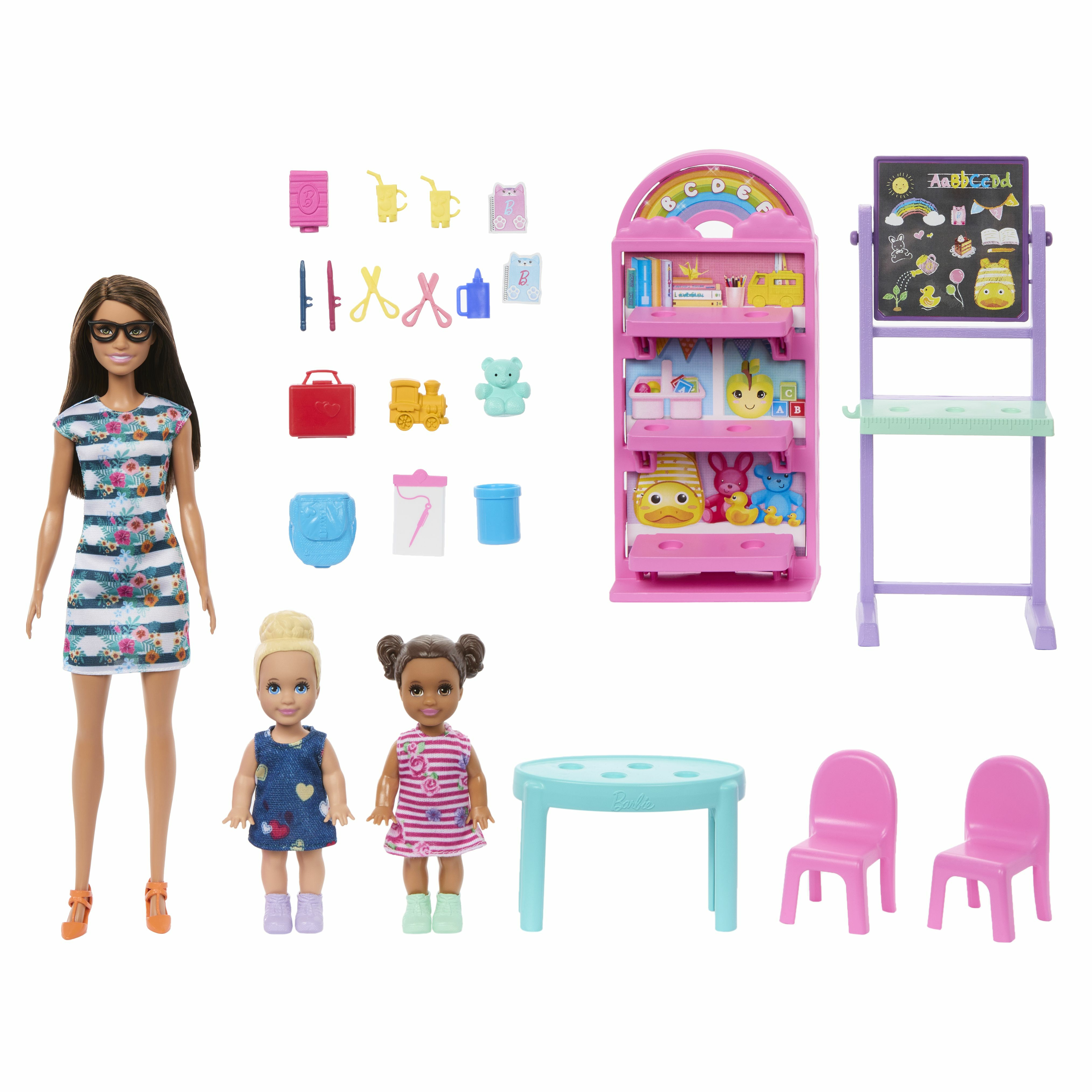 Muñeca Barbie con accesorios, dos muñecas pequeñas y otros accesorios de juguete. Escena: Un entorno de aula.