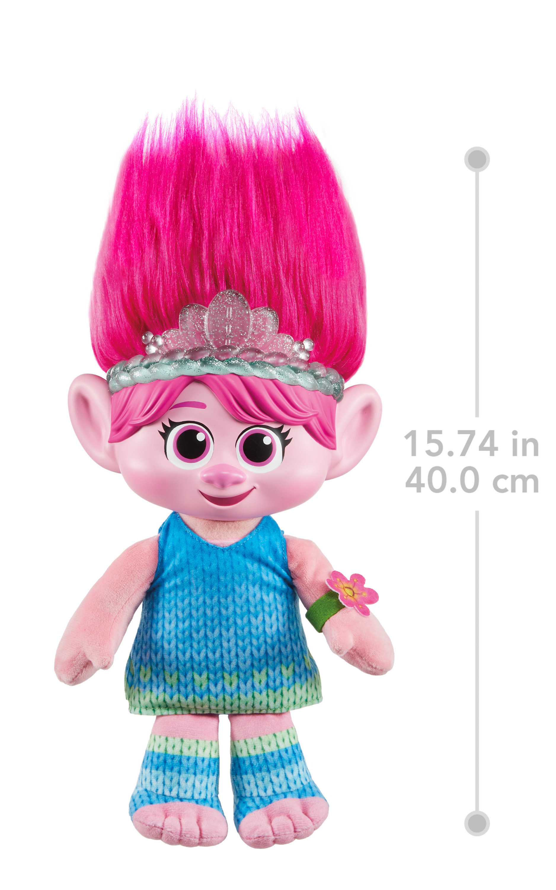 Eine pinkhaarige Trolls-Puppe mit Krone, blauem Kleid und pinkfarbenem Blumenaccessoire.