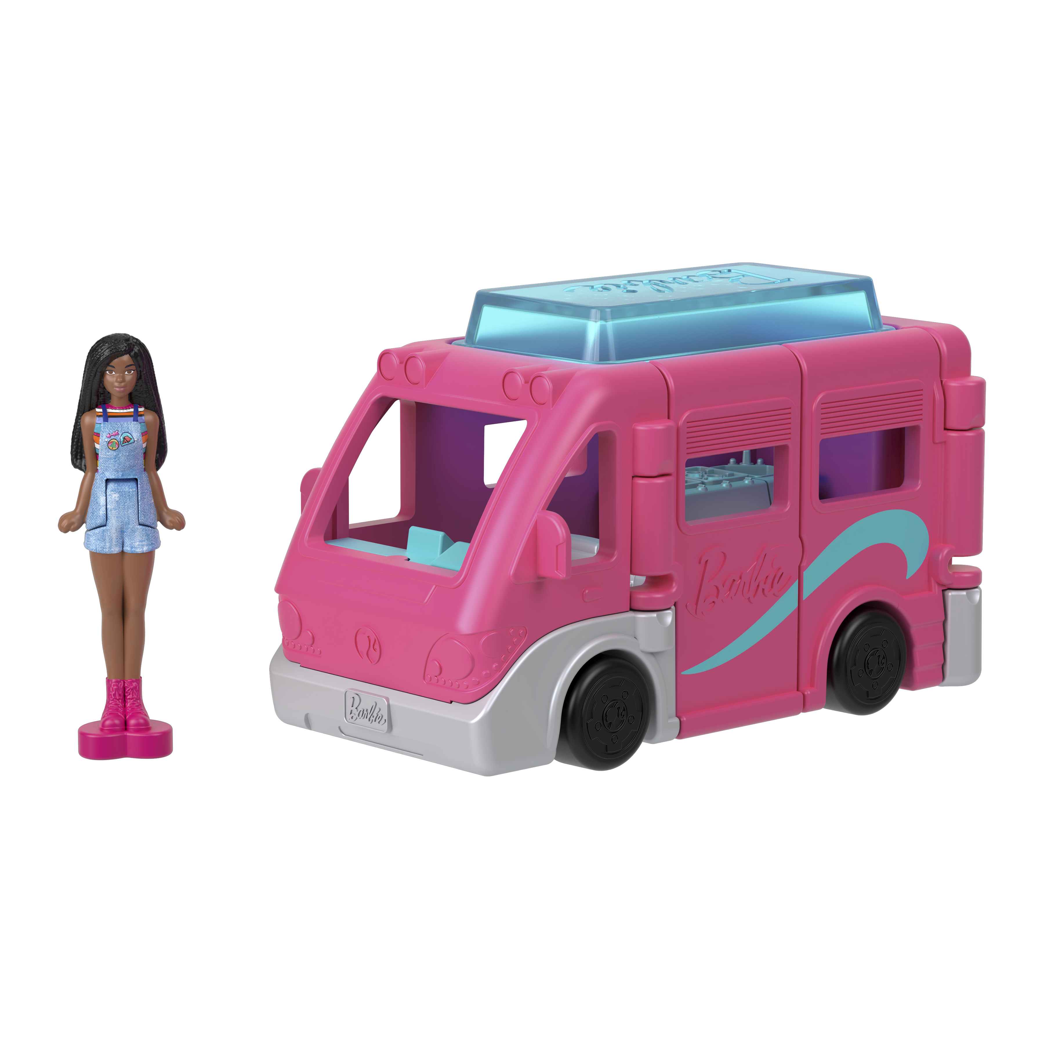 Eine Barbie-Puppe in Freizeitkleidung steht neben einem rosa Wohnwagen-Spielzeug. Der Van hat blaue Akzente.