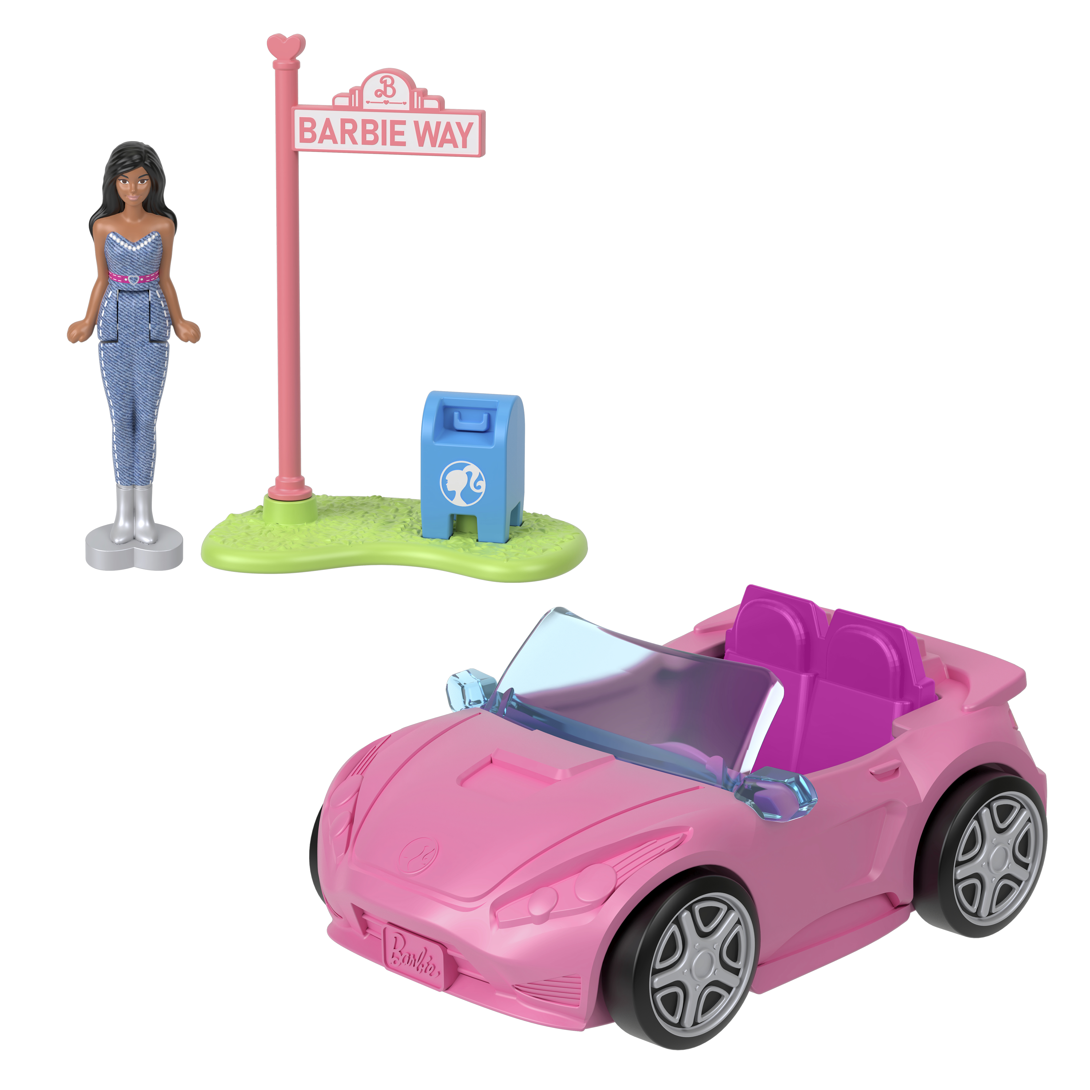 Pinkes Barbie-Auto mit einer Puppe, einem Schild und einem kleinen Mülleimer auf Rasen.