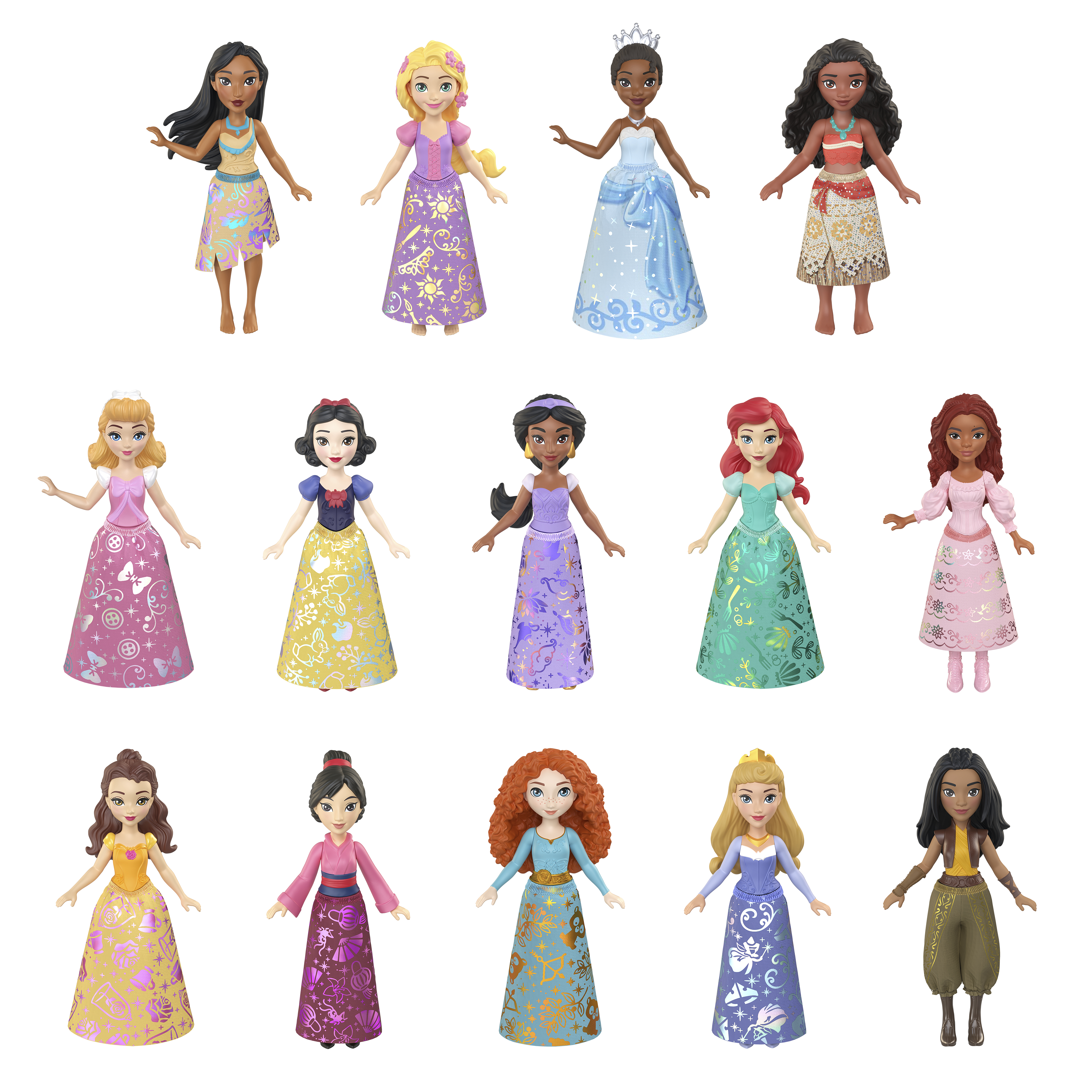 Fünfzehn Disney-Prinzessinnen-Puppen in einer Reihe. Jede Puppe trägt ein einzigartiges Kleid. Weißer Hintergrund.