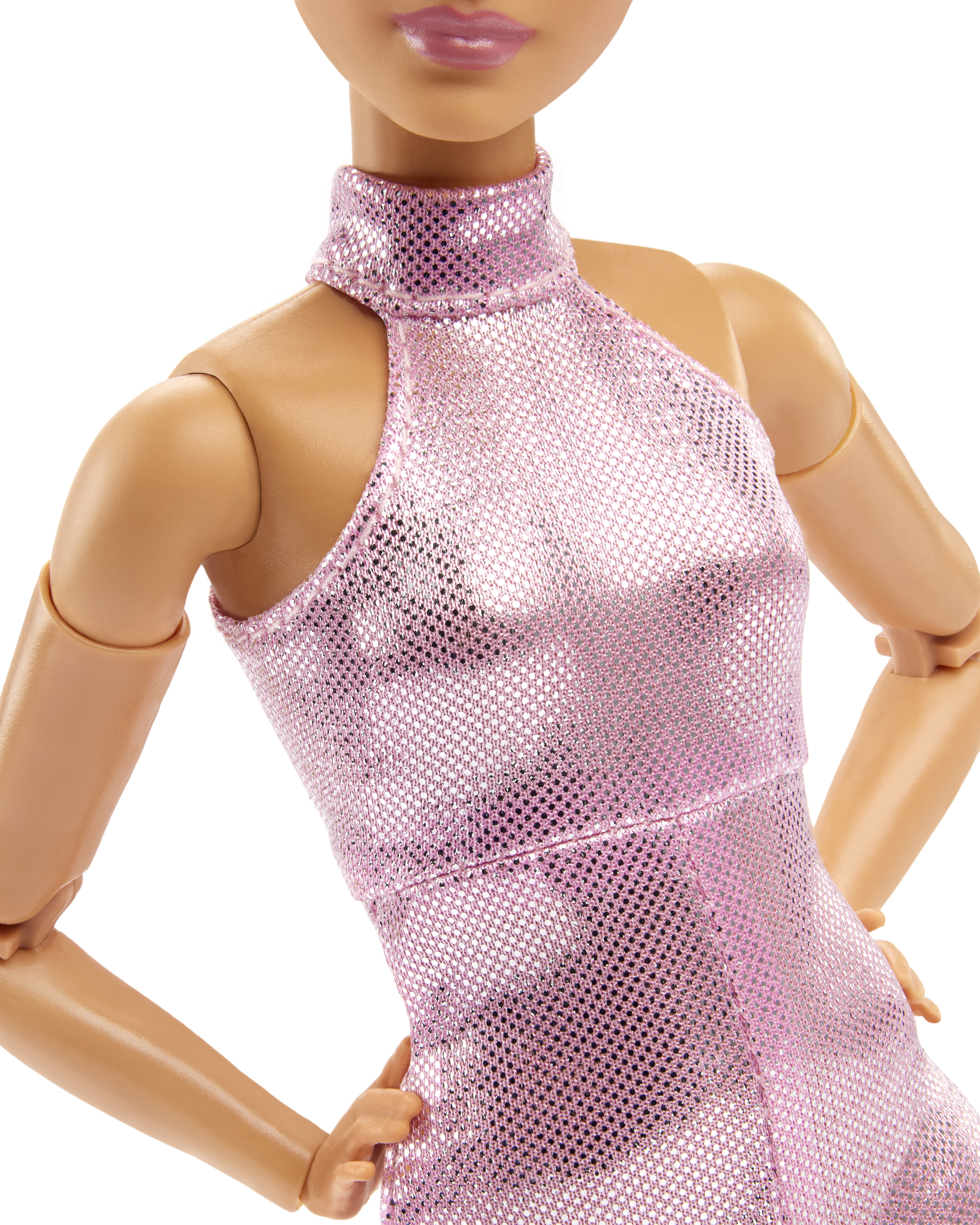 Nahaufnahme einer Puppe in rosa Kleid, Arme an den Seiten. Glänzendes Material.