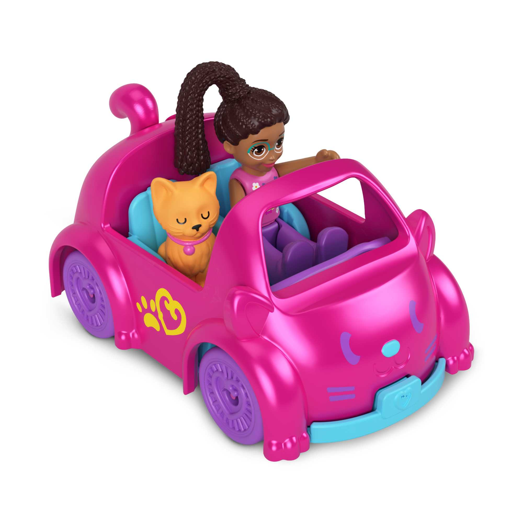 Spielzeugauto mit Puppe am Steuer, Katze auf dem Sitz. Rosa Auto.