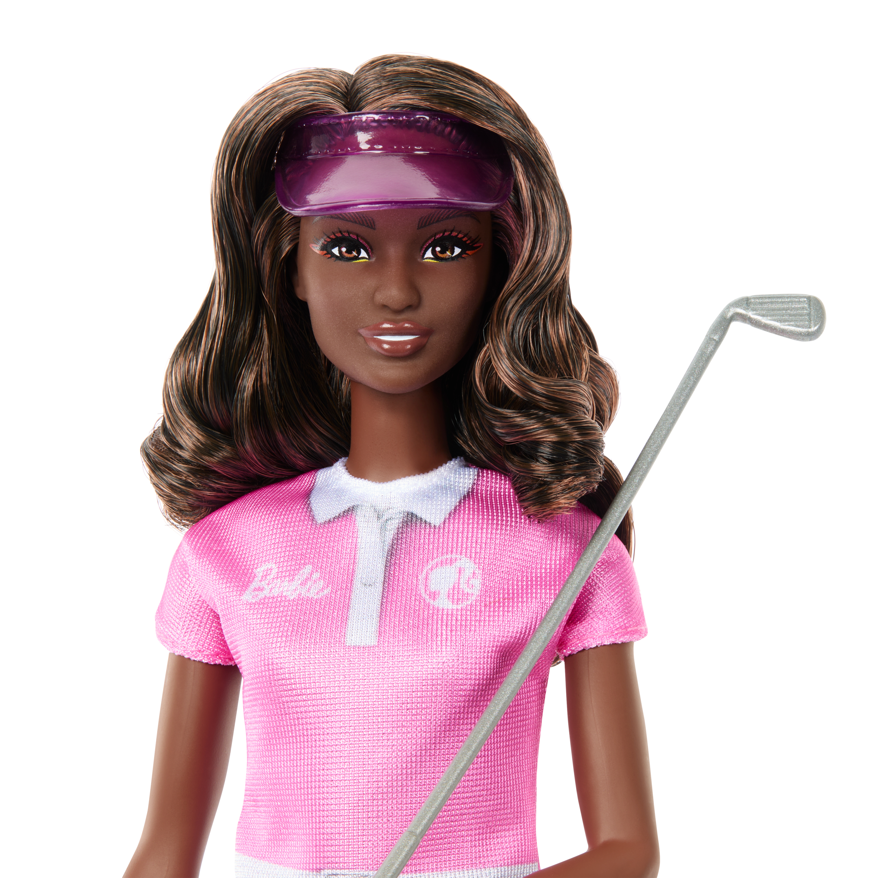 Lalka Barbie o ciemnej karnacji, w różowej koszulce polo i daszku, trzymająca kij golfowy.